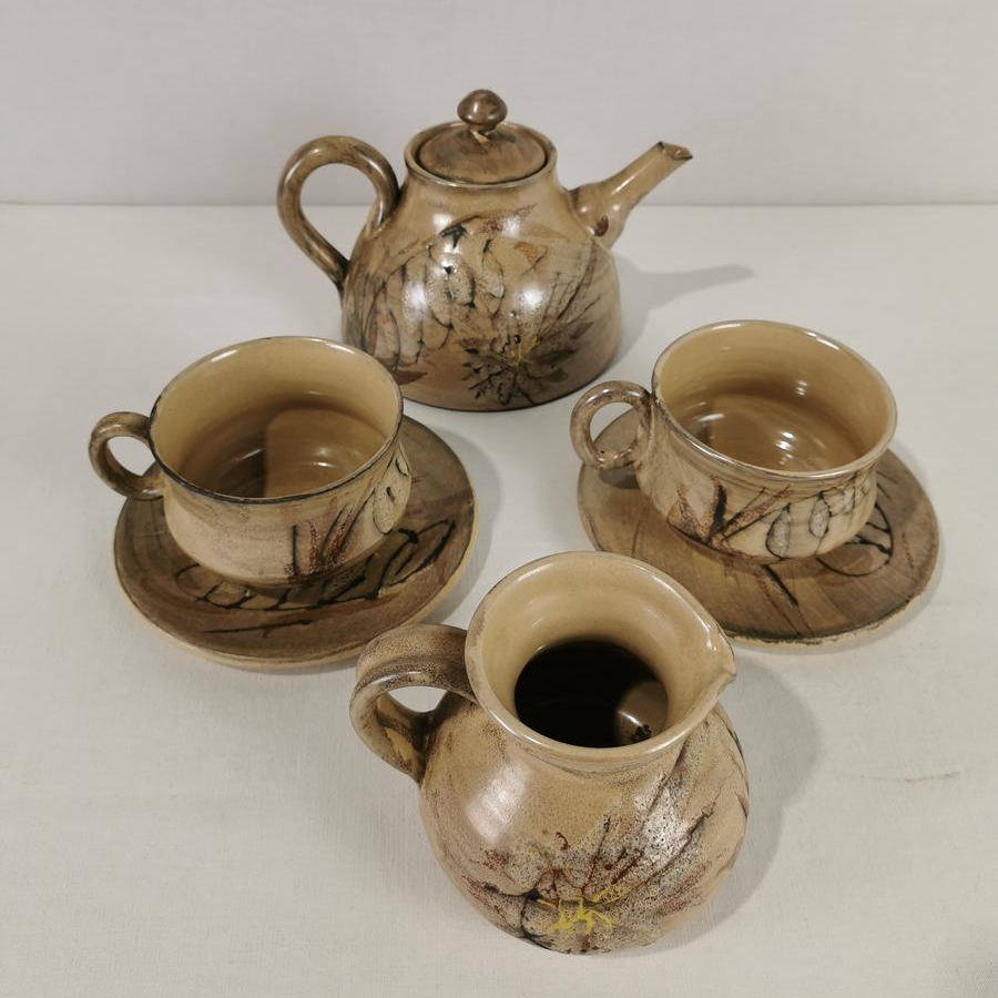 Service à thé - théière - pot à lait - 2 tasses et soucoupes - fait main Vallauris Très bon état - 32,00 € Service à thé - théière - pot à lait - 2 tasses et soucoupes - fait main Vallauris Très bon état reconditionné disponible sur Label Emmaüs