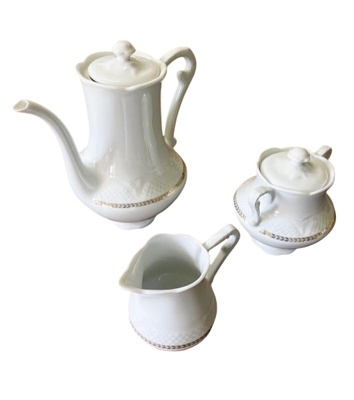 Service à thé, théière, sucrier et pot à lait, porcelaine, création P. Deshoulières - 14,40 € Service à thé, théière, sucrier et pot à lait, porcelaine, création P. Deshoulières reconditionné disponible sur Label Emmaüs