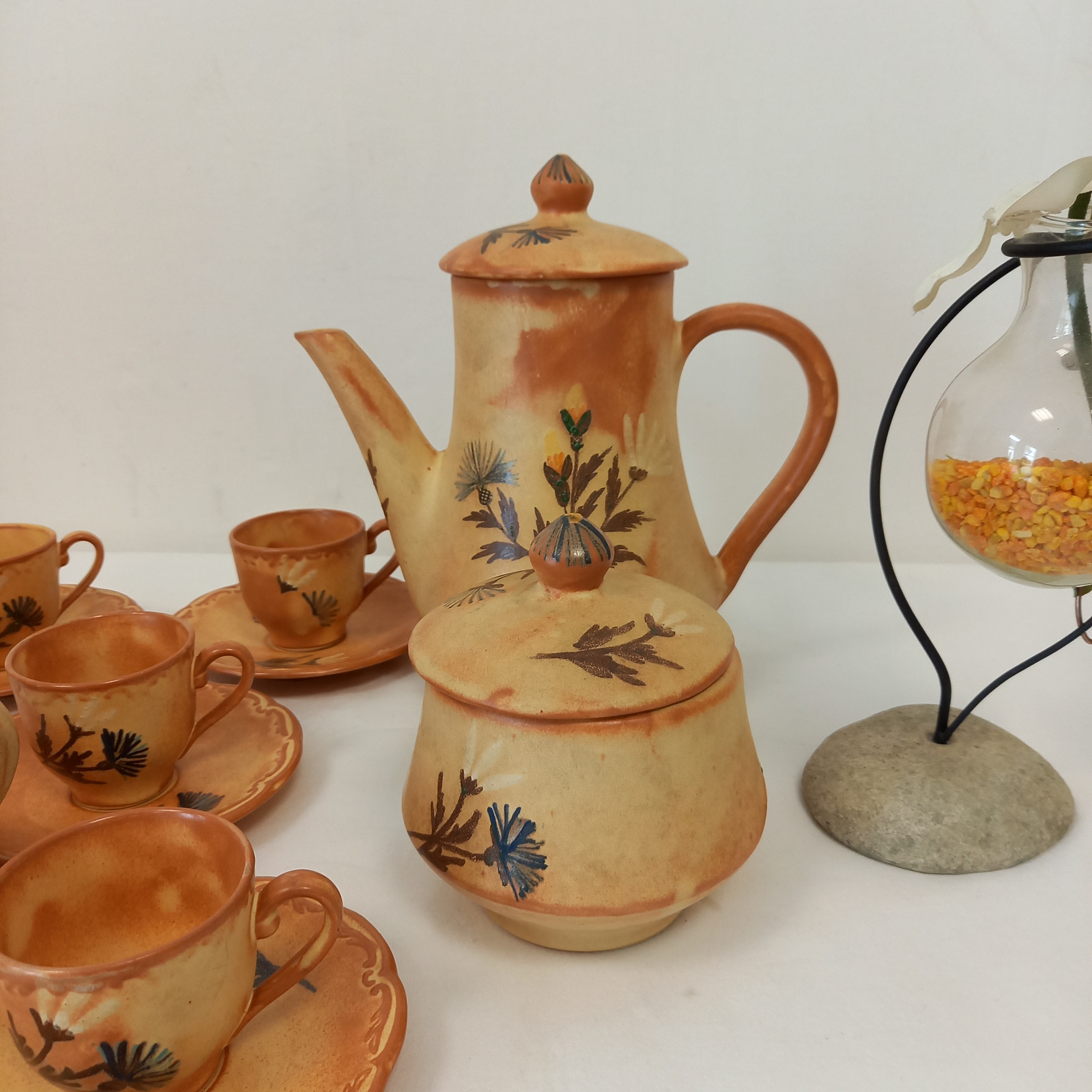 Voir photo 2 de Service à Thé VALLAURS en terre cuite fait à la main . Composé de : 6 tasses et sous tasses ; 1 Théière 1 pot ;1 cremier Service à Thé VALLAURS en terre cuite fait à la main . Composé de : 6 tasses et sous tasses ; 1 Théière 1 pot ;1 cremier Bon état reconditionné photo 2