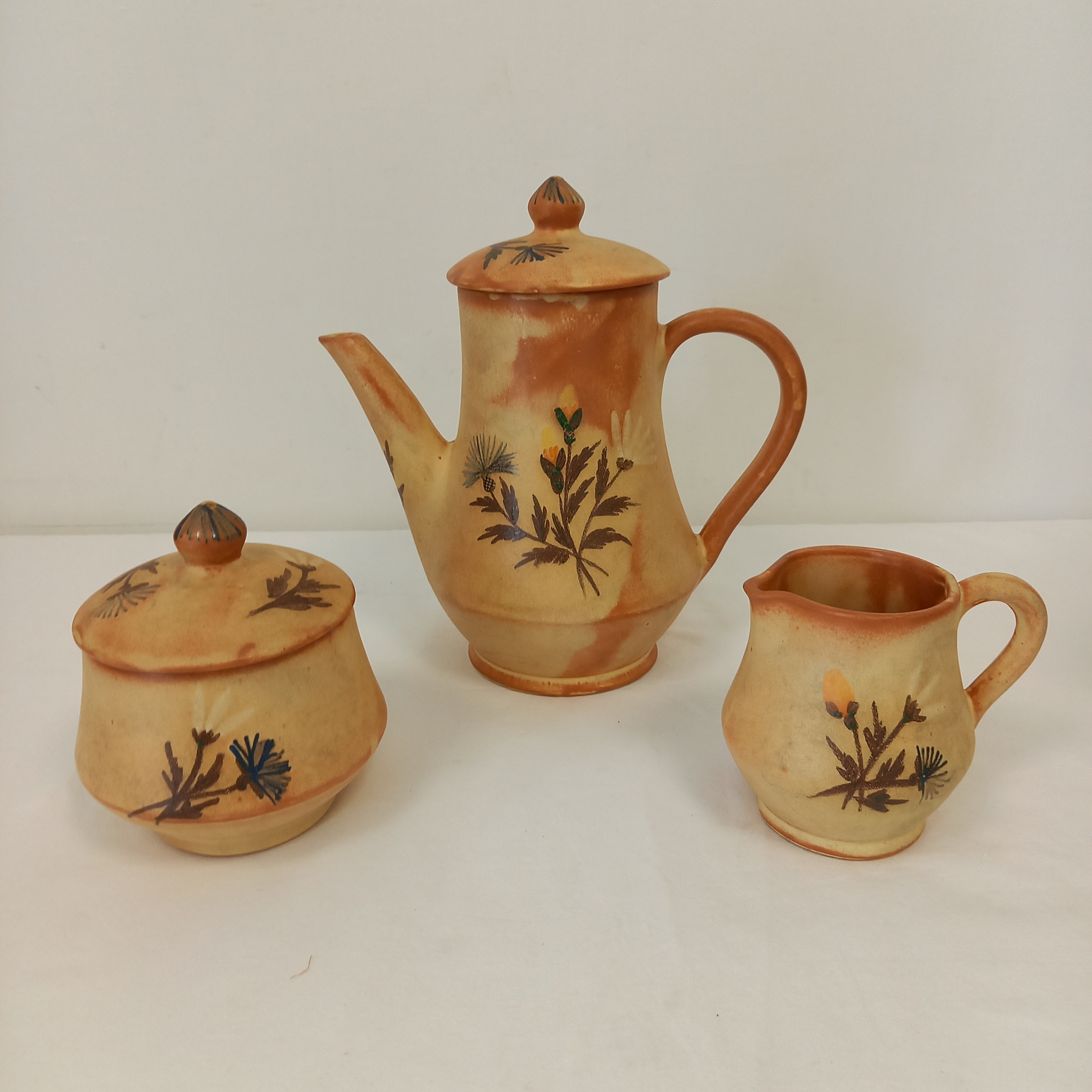 Voir photo 3 de Service à Thé VALLAURS en terre cuite fait à la main . Composé de : 6 tasses et sous tasses ; 1 Théière 1 pot ;1 cremier Service à Thé VALLAURS en terre cuite fait à la main . Composé de : 6 tasses et sous tasses ; 1 Théière 1 pot ;1 cremier Bon état reconditionné photo 3