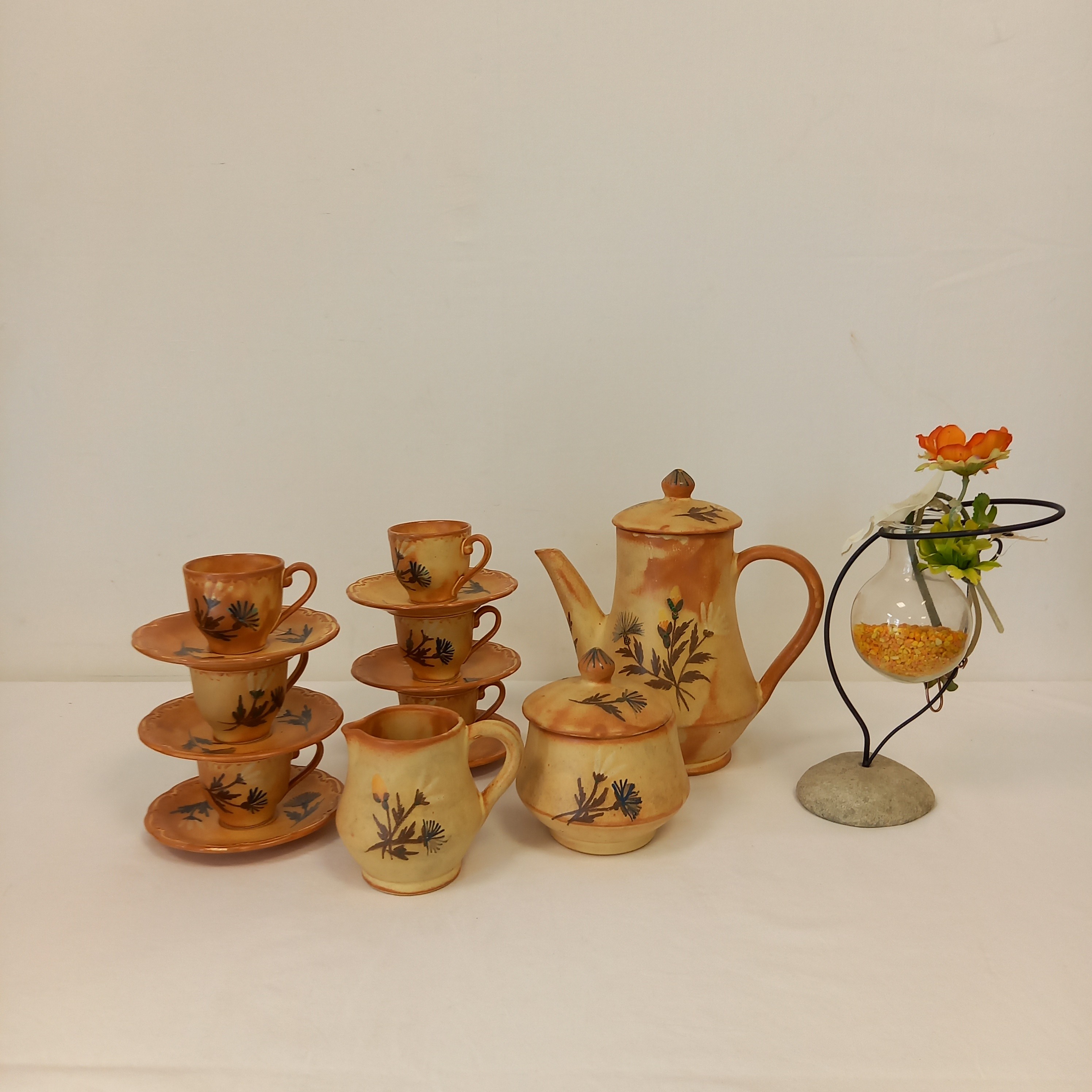 Acheter Service à Thé VALLAURS en terre cuite fait à la main . Composé de : 6 tasses et sous tasses ; 1 Théière 1 pot ;1 cremier Bon état - 40,00 € Service à Thé VALLAURS en terre cuite fait à la main . Composé de : 6 tasses et sous tasses ; 1 Théière 1 pot ;1 cremier Bon état reconditionné disponible sur Label Emmaüs