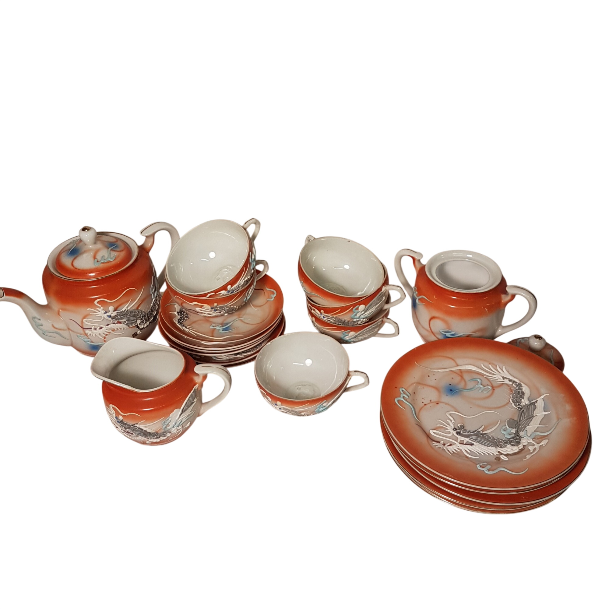Service à thé vintage japonais Dragonware 6 tasses en porcelaine - 80,00 € Service à thé vintage japonais Dragonware 6 tasses en porcelaine reconditionné disponible sur Label Emmaüs