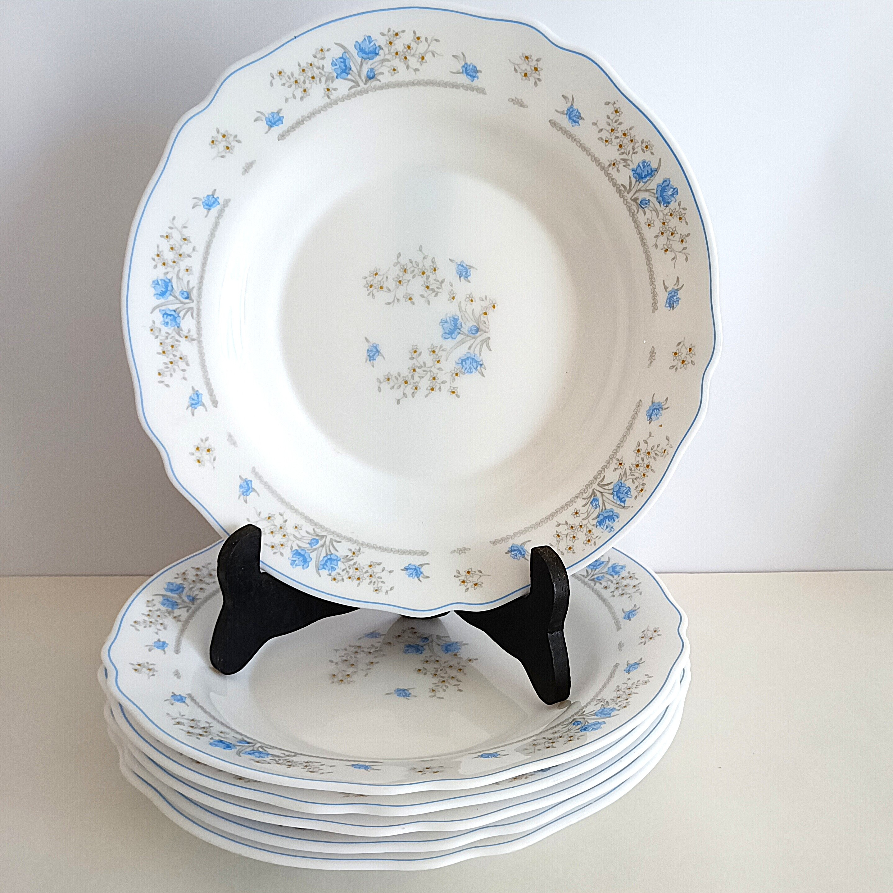 Voir photo 4 de Service Arcopal France décor floral bleu – 6 assiettes creuses et un plat Service Arcopal France décor floral bleu – 6 assiettes creuses et un plat Bon état reconditionné photo 4