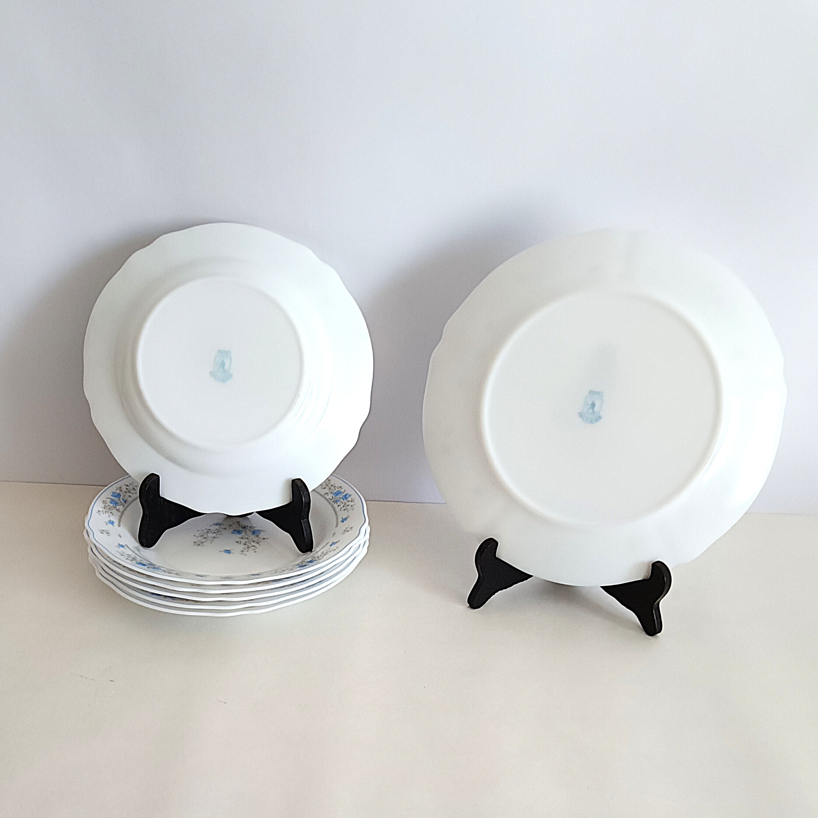 Voir photo 6 de Service Arcopal France décor floral bleu – 6 assiettes creuses et un plat Service Arcopal France décor floral bleu – 6 assiettes creuses et un plat Bon état reconditionné photo 6