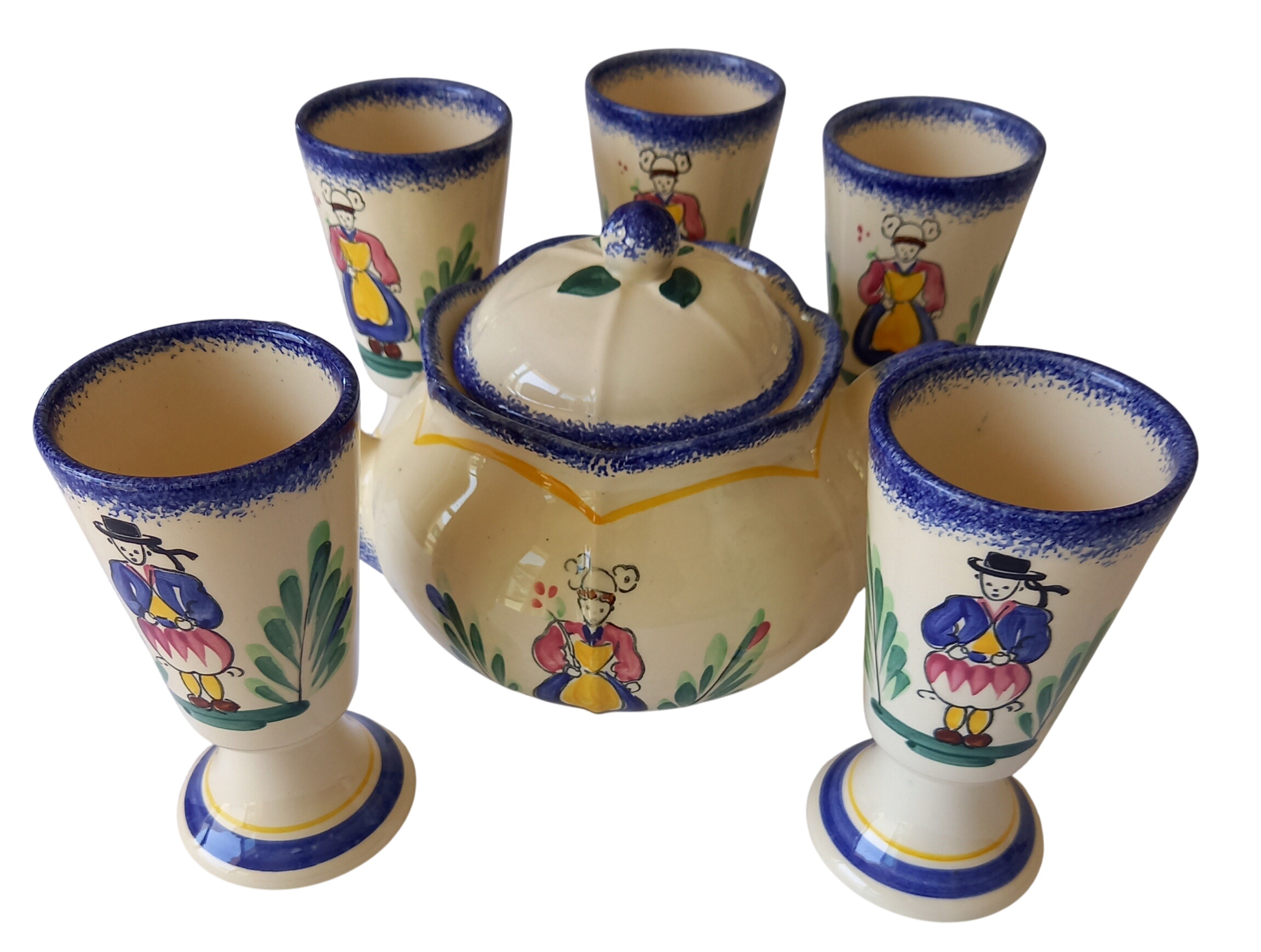 Acheter SERVICE BRETON VINTAGE, Faïence régionale, comprenant 5 tasses et 1cafétière. Très bon état - 50,00 € SERVICE BRETON VINTAGE, Faïence régionale, comprenant 5 tasses et 1cafétière. Très bon état reconditionné disponible sur Label Emmaüs