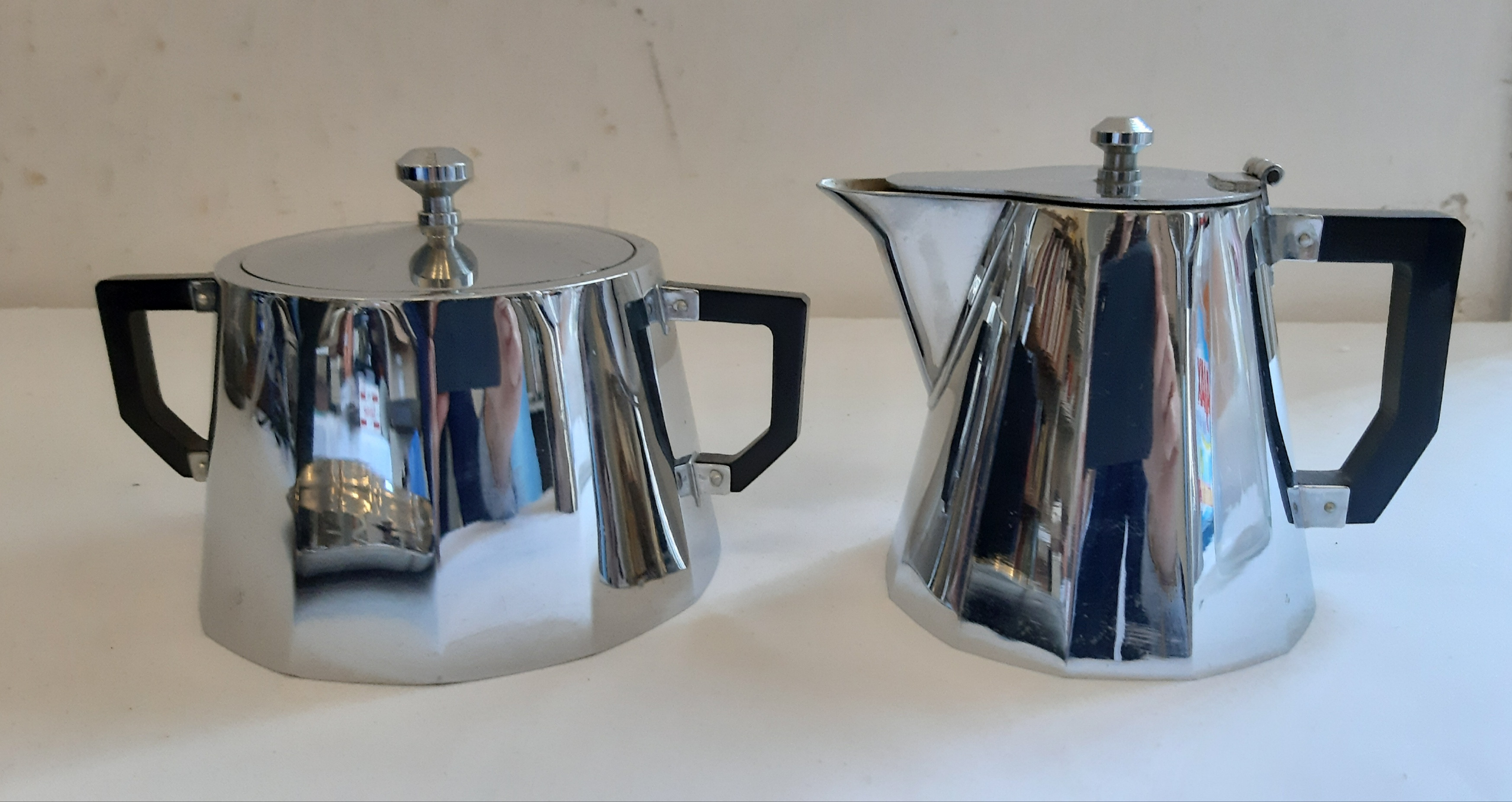 Voir photo 2 de Service café cafetière& théière, pot à lait et sucrier avec son plateau, en inox et bakélite noire, signé SELECTA, vintage Service café cafetière& théière, pot à lait et sucrier avec son plateau, en inox et bakélite noire, signé SELECTA, vintage Bon état reconditionné photo 2