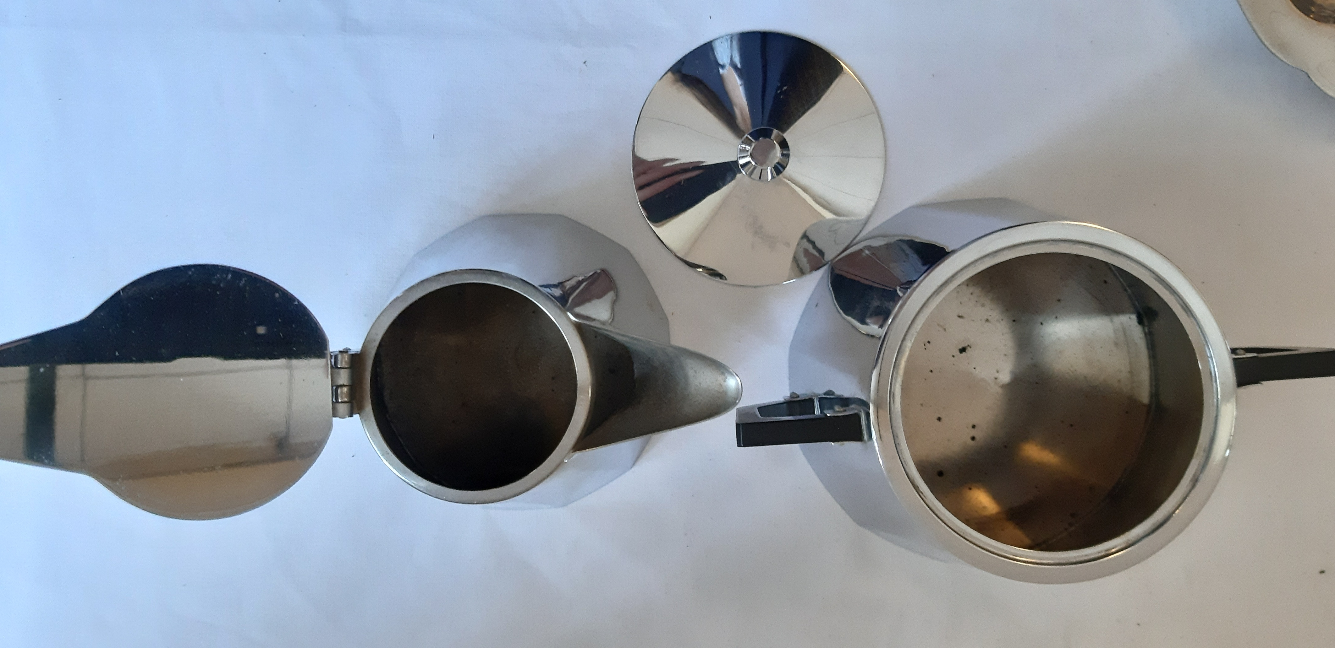 Voir photo 3 de Service café cafetière& théière, pot à lait et sucrier avec son plateau, en inox et bakélite noire, signé SELECTA, vintage Service café cafetière& théière, pot à lait et sucrier avec son plateau, en inox et bakélite noire, signé SELECTA, vintage Bon état reconditionné photo 3