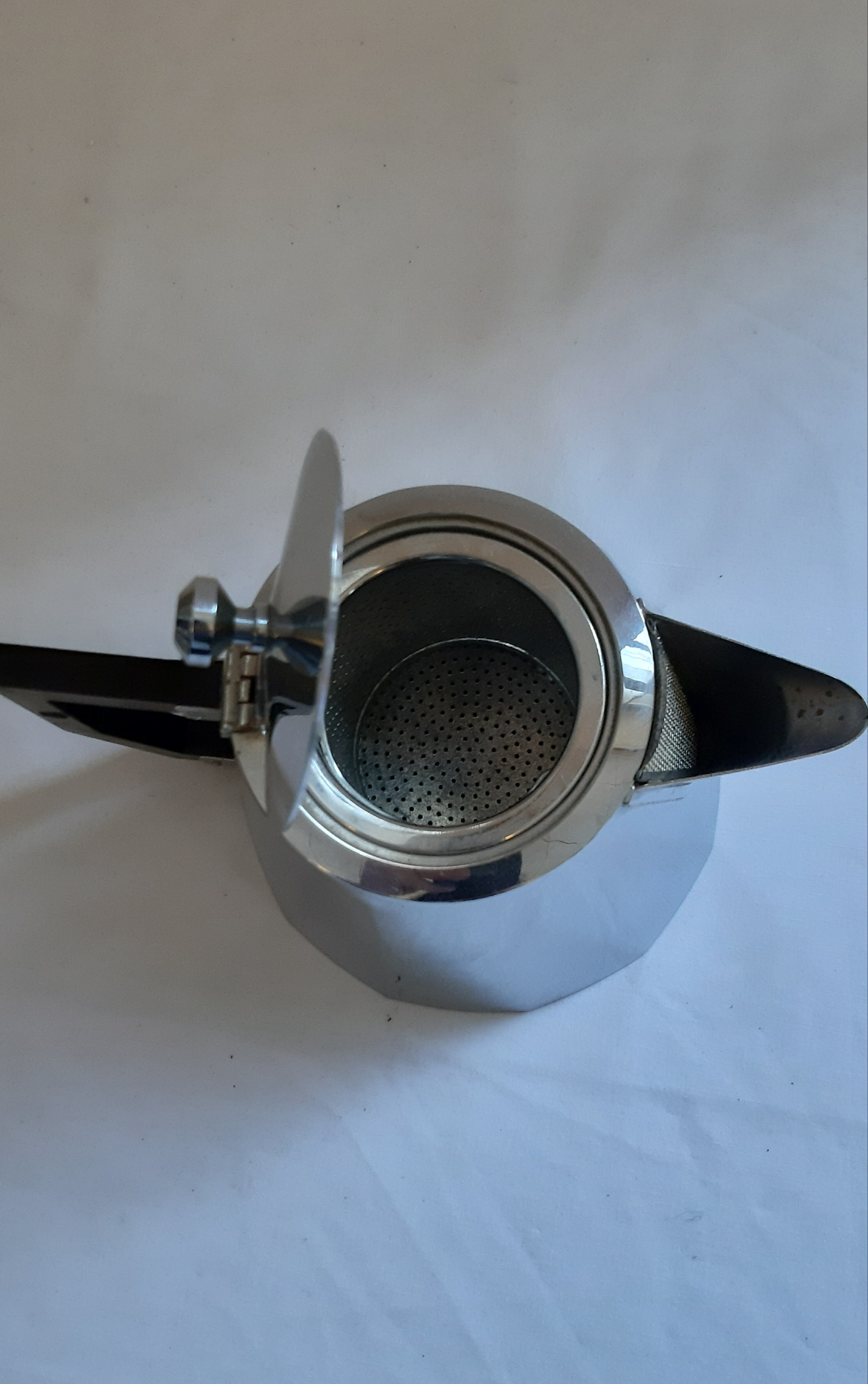 Voir photo 4 de Service café cafetière& théière, pot à lait et sucrier avec son plateau, en inox et bakélite noire, signé SELECTA, vintage Service café cafetière& théière, pot à lait et sucrier avec son plateau, en inox et bakélite noire, signé SELECTA, vintage Bon état reconditionné photo 4