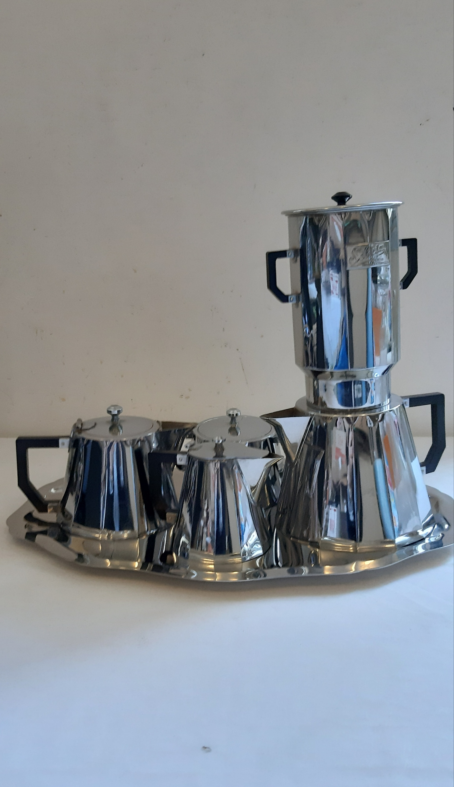 Service café cafetière& théière, pot à lait et sucrier avec son plateau, en inox et bakélite noire, signé SELECTA, vintage Bon état - 70,00 € Service café cafetière& théière, pot à lait et sucrier avec son plateau, en inox et bakélite noire, signé SELECTA, vintage Bon état reconditionné disponible sur Label Emmaüs