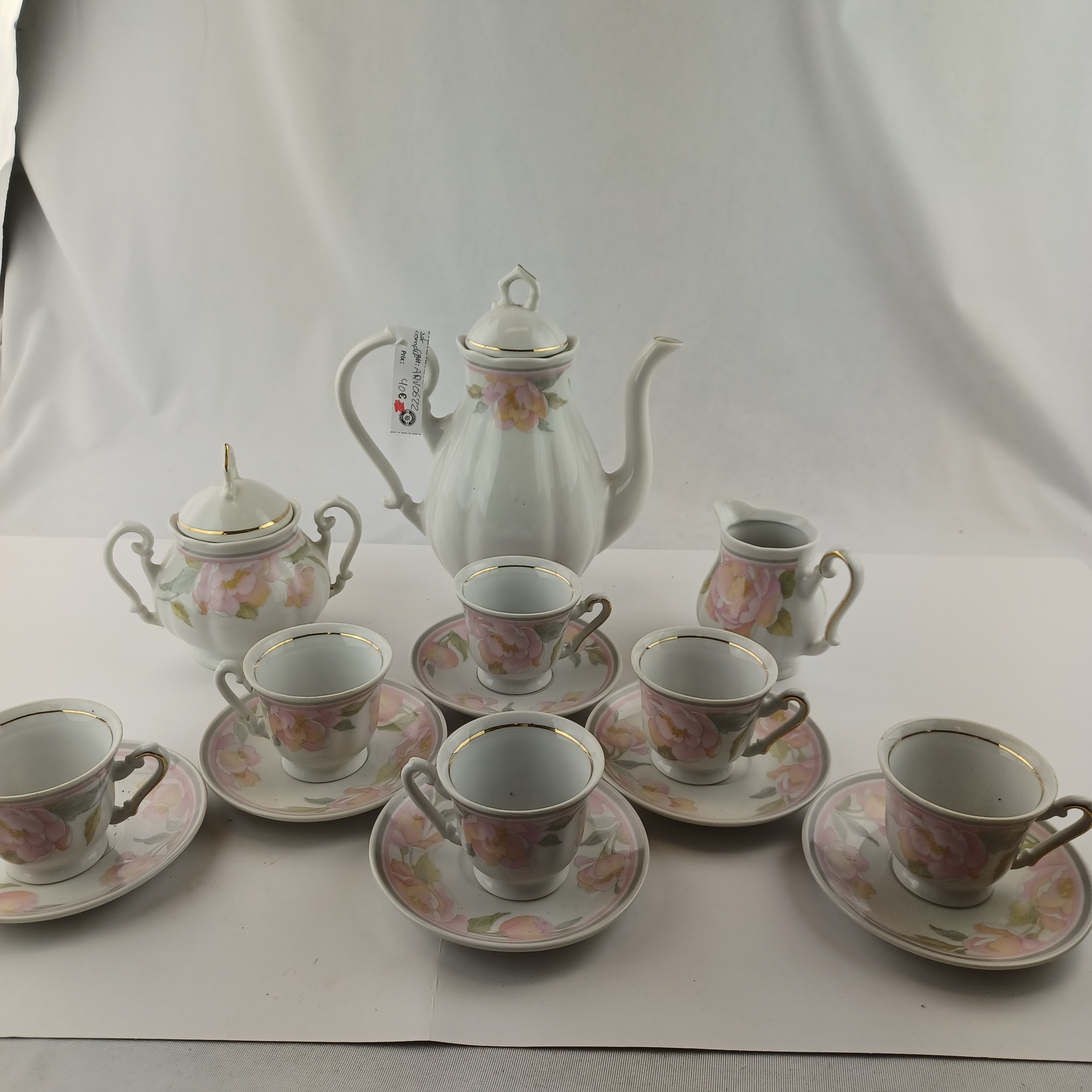 Voir photo 2 de Service complet à thé Zaječar Yugoslavia à motifs de fleurs rosesà finitions dorées comprenant la théière, le sucrier, la pot à lait et 6 tasses et sous tasses Service complet à thé Zaječar Yugoslavia à motifs de fleurs rosesà finitions dorées comprenant la théière, le sucrier, la pot à lait et 6 tasses et sous tasses reconditionné photo 2