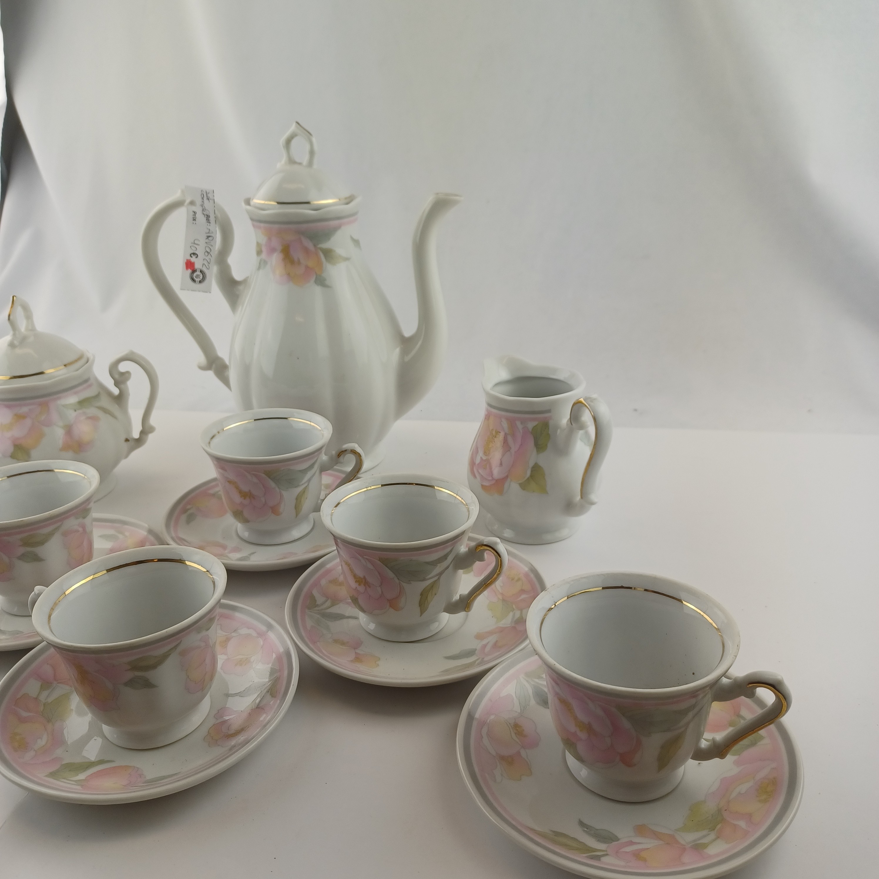Voir photo 3 de Service complet à thé Zaječar Yugoslavia à motifs de fleurs rosesà finitions dorées comprenant la théière, le sucrier, la pot à lait et 6 tasses et sous tasses Service complet à thé Zaječar Yugoslavia à motifs de fleurs rosesà finitions dorées comprenant la théière, le sucrier, la pot à lait et 6 tasses et sous tasses reconditionné photo 3