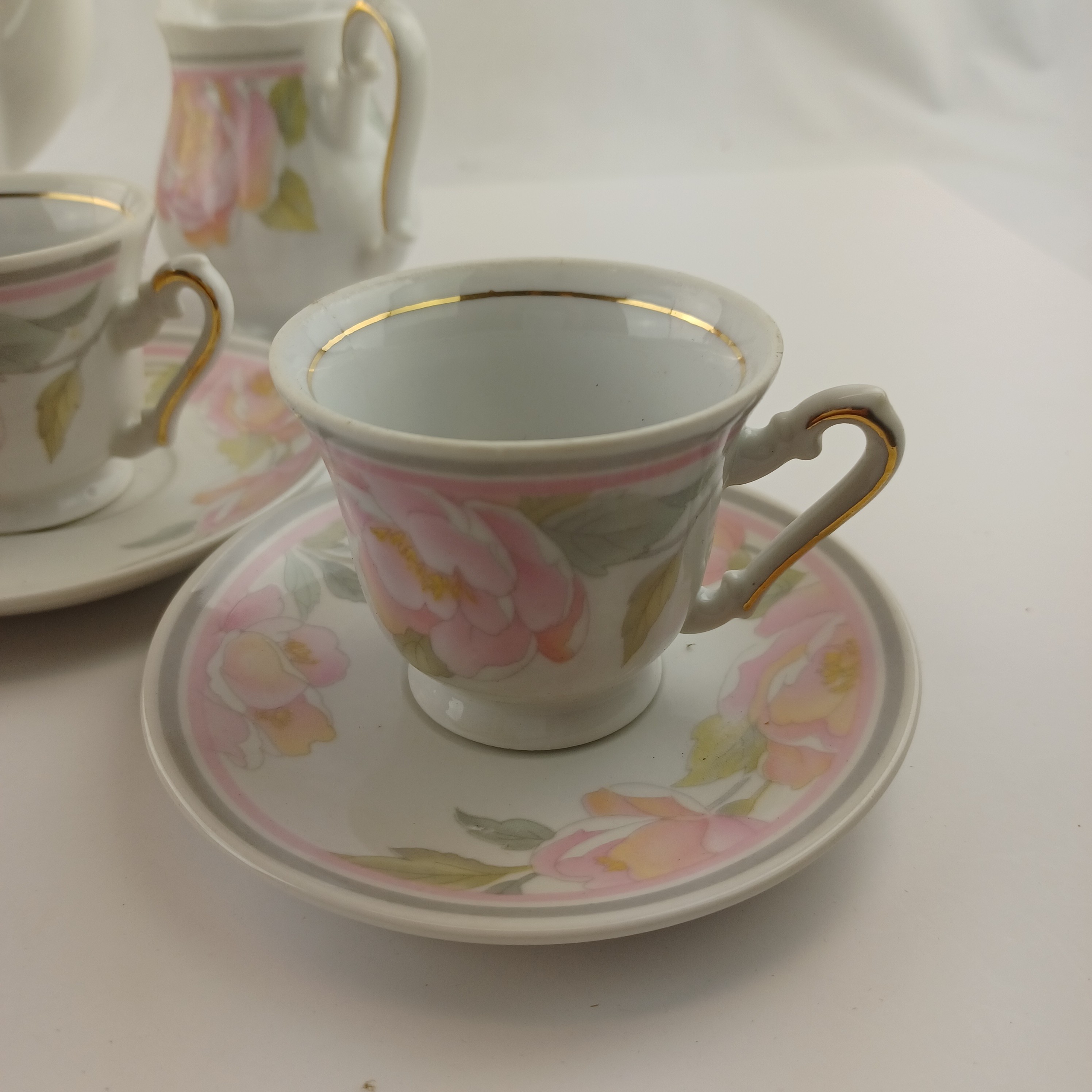 Voir photo 4 de Service complet à thé Zaječar Yugoslavia à motifs de fleurs rosesà finitions dorées comprenant la théière, le sucrier, la pot à lait et 6 tasses et sous tasses Service complet à thé Zaječar Yugoslavia à motifs de fleurs rosesà finitions dorées comprenant la théière, le sucrier, la pot à lait et 6 tasses et sous tasses reconditionné photo 4