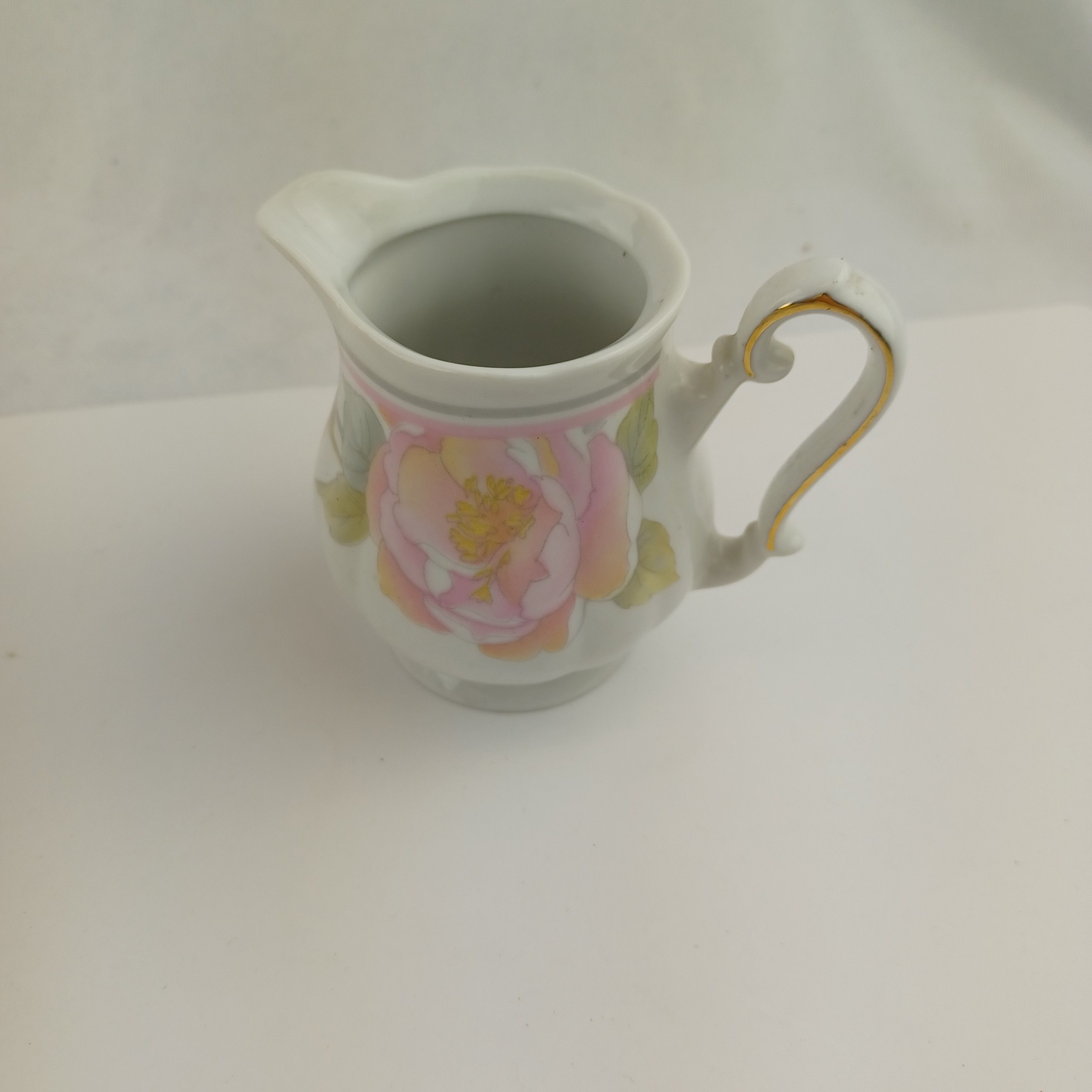 Voir photo 5 de Service complet à thé Zaječar Yugoslavia à motifs de fleurs rosesà finitions dorées comprenant la théière, le sucrier, la pot à lait et 6 tasses et sous tasses Service complet à thé Zaječar Yugoslavia à motifs de fleurs rosesà finitions dorées comprenant la théière, le sucrier, la pot à lait et 6 tasses et sous tasses reconditionné photo 5