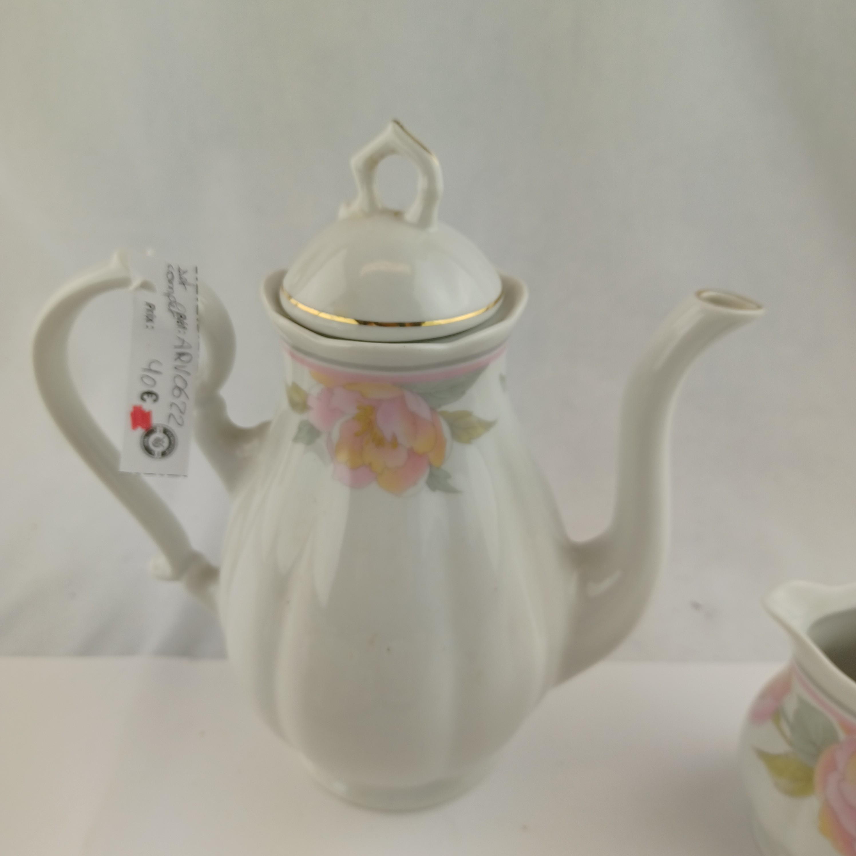 Voir photo 6 de Service complet à thé Zaječar Yugoslavia à motifs de fleurs rosesà finitions dorées comprenant la théière, le sucrier, la pot à lait et 6 tasses et sous tasses Service complet à thé Zaječar Yugoslavia à motifs de fleurs rosesà finitions dorées comprenant la théière, le sucrier, la pot à lait et 6 tasses et sous tasses reconditionné photo 6