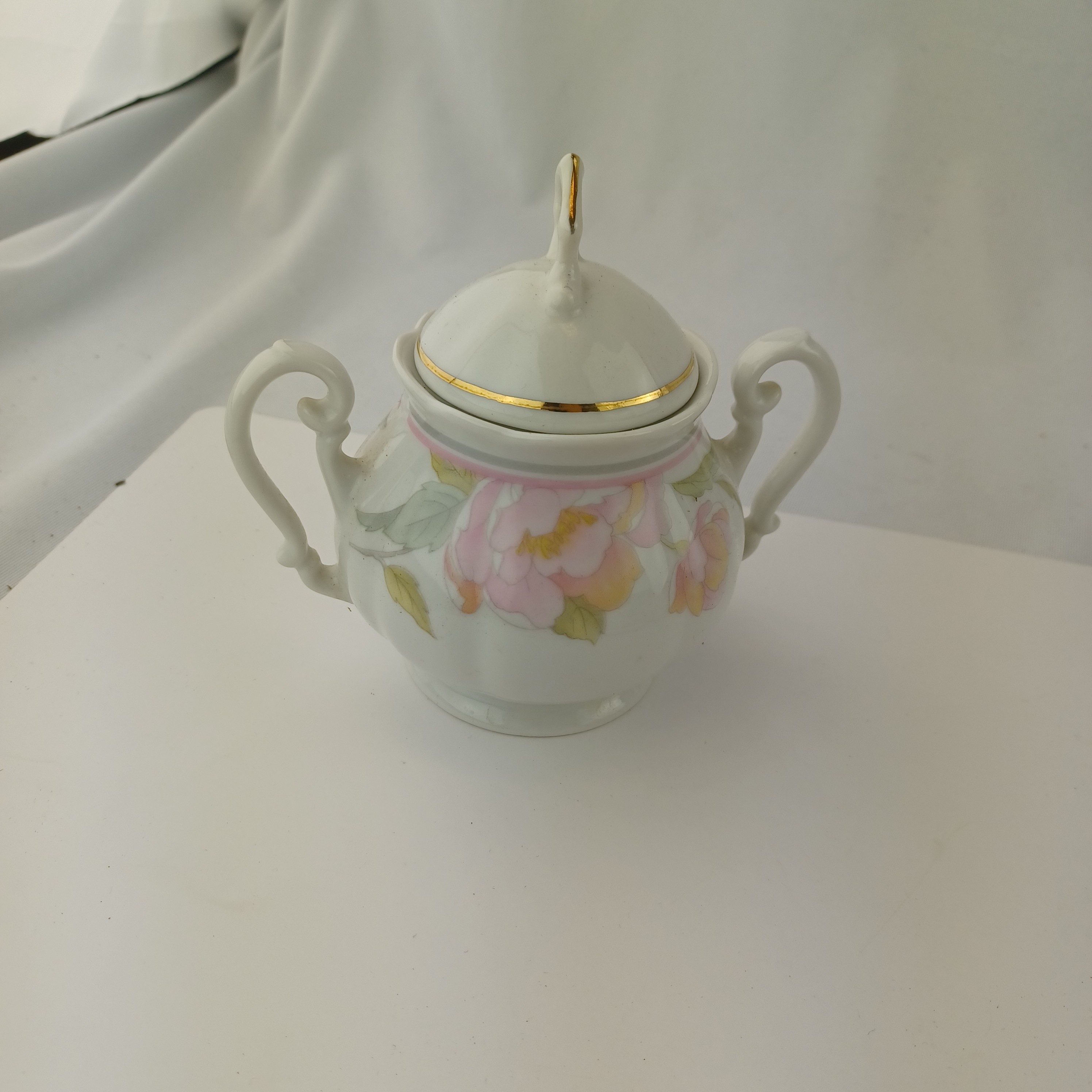 Voir photo 7 de Service complet à thé Zaječar Yugoslavia à motifs de fleurs rosesà finitions dorées comprenant la théière, le sucrier, la pot à lait et 6 tasses et sous tasses Service complet à thé Zaječar Yugoslavia à motifs de fleurs rosesà finitions dorées comprenant la théière, le sucrier, la pot à lait et 6 tasses et sous tasses reconditionné photo 7