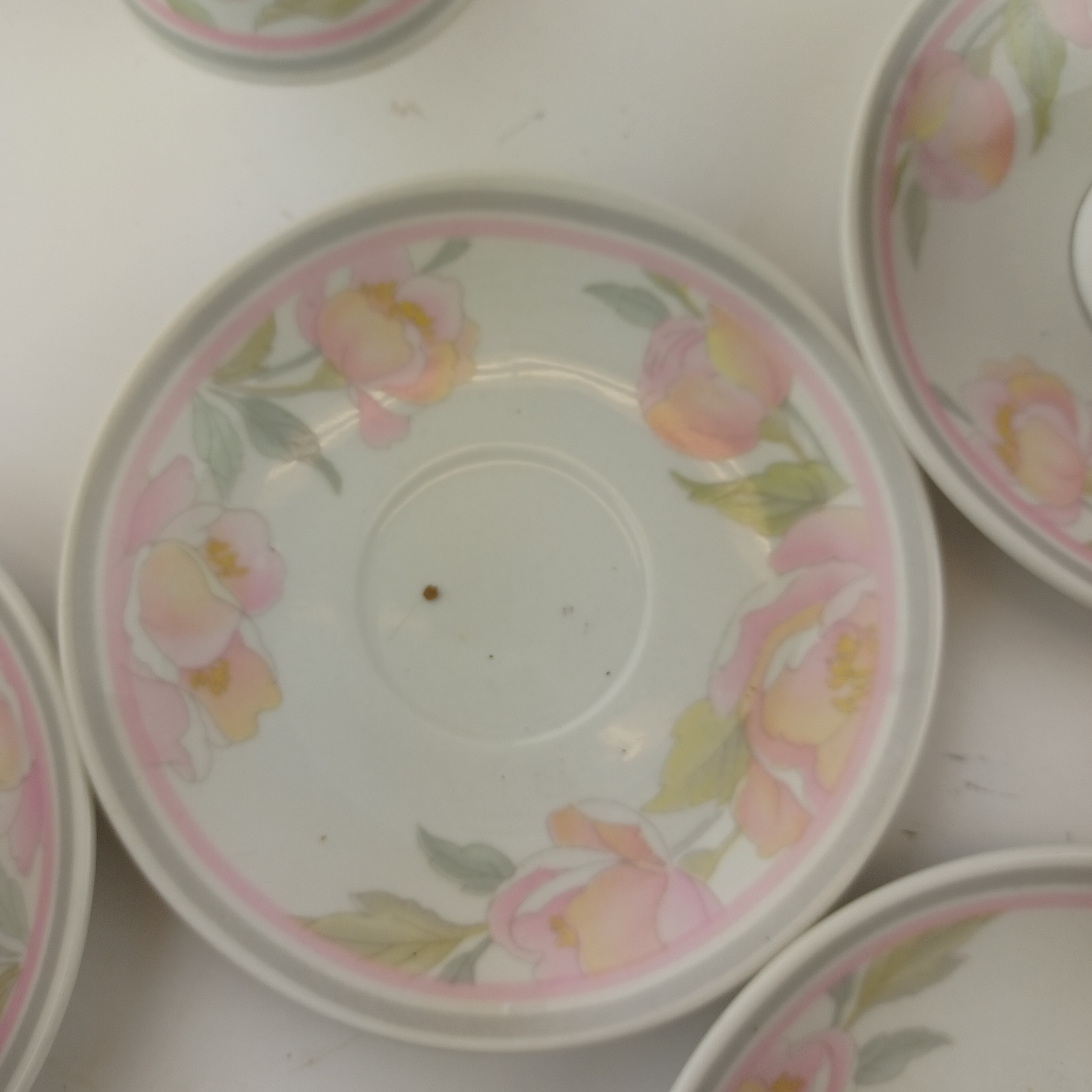 Voir photo 8 de Service complet à thé Zaječar Yugoslavia à motifs de fleurs rosesà finitions dorées comprenant la théière, le sucrier, la pot à lait et 6 tasses et sous tasses Service complet à thé Zaječar Yugoslavia à motifs de fleurs rosesà finitions dorées comprenant la théière, le sucrier, la pot à lait et 6 tasses et sous tasses reconditionné photo 8