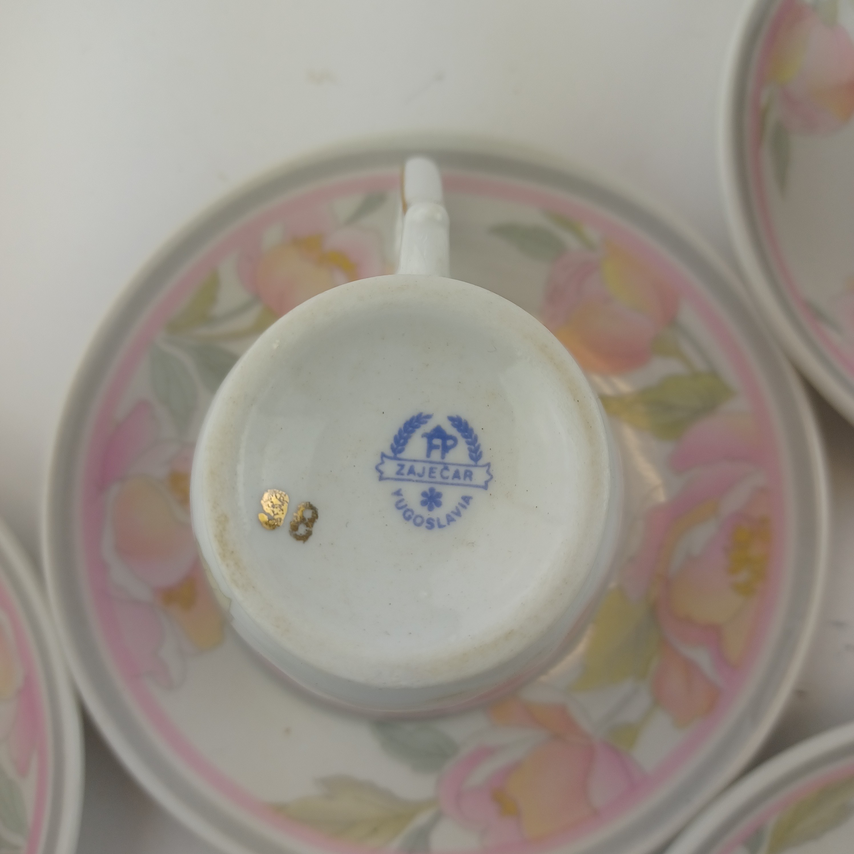Voir photo 9 de Service complet à thé Zaječar Yugoslavia à motifs de fleurs rosesà finitions dorées comprenant la théière, le sucrier, la pot à lait et 6 tasses et sous tasses Service complet à thé Zaječar Yugoslavia à motifs de fleurs rosesà finitions dorées comprenant la théière, le sucrier, la pot à lait et 6 tasses et sous tasses reconditionné photo 9