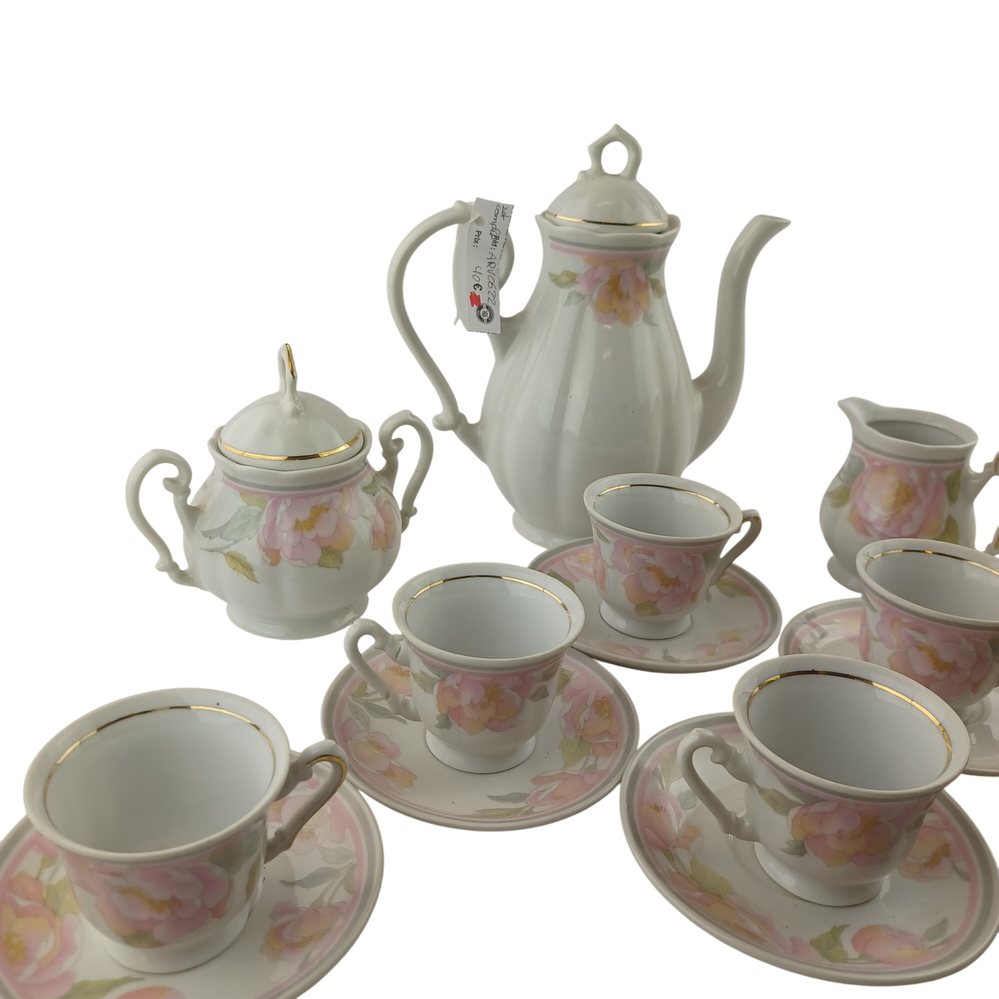 Service complet à thé Zaječar Yugoslavia à motifs de fleurs rosesà finitions dorées comprenant la théière, le sucrier, la pot à lait et 6 tasses et sous tasses - 40,00 € Service complet à thé Zaječar Yugoslavia à motifs de fleurs rosesà finitions dorées comprenant la théière, le sucrier, la pot à lait et 6 tasses et sous tasses reconditionné disponible sur Label Emmaüs