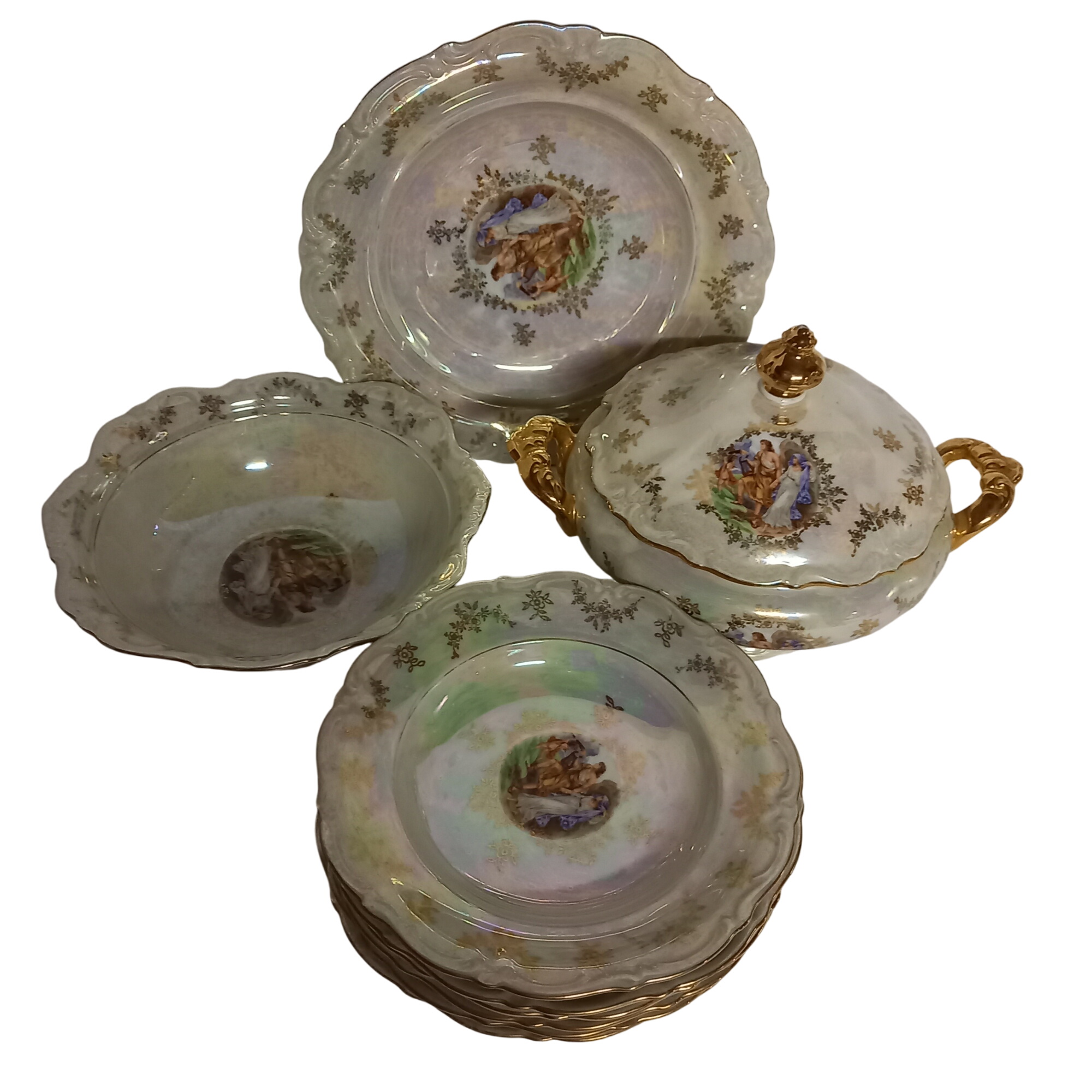 Service composé de 6 Assiettes creuses, 1 saucière , 1 grand plat , 1 saladier , 1 soupierre avec anses dorés . motif scène de galant. - 70,00 € Service composé de 6 Assiettes creuses, 1 saucière , 1 grand plat , 1 saladier , 1 soupierre avec anses dorés . motif scène de galant. reconditionné disponible sur Label Emmaüs