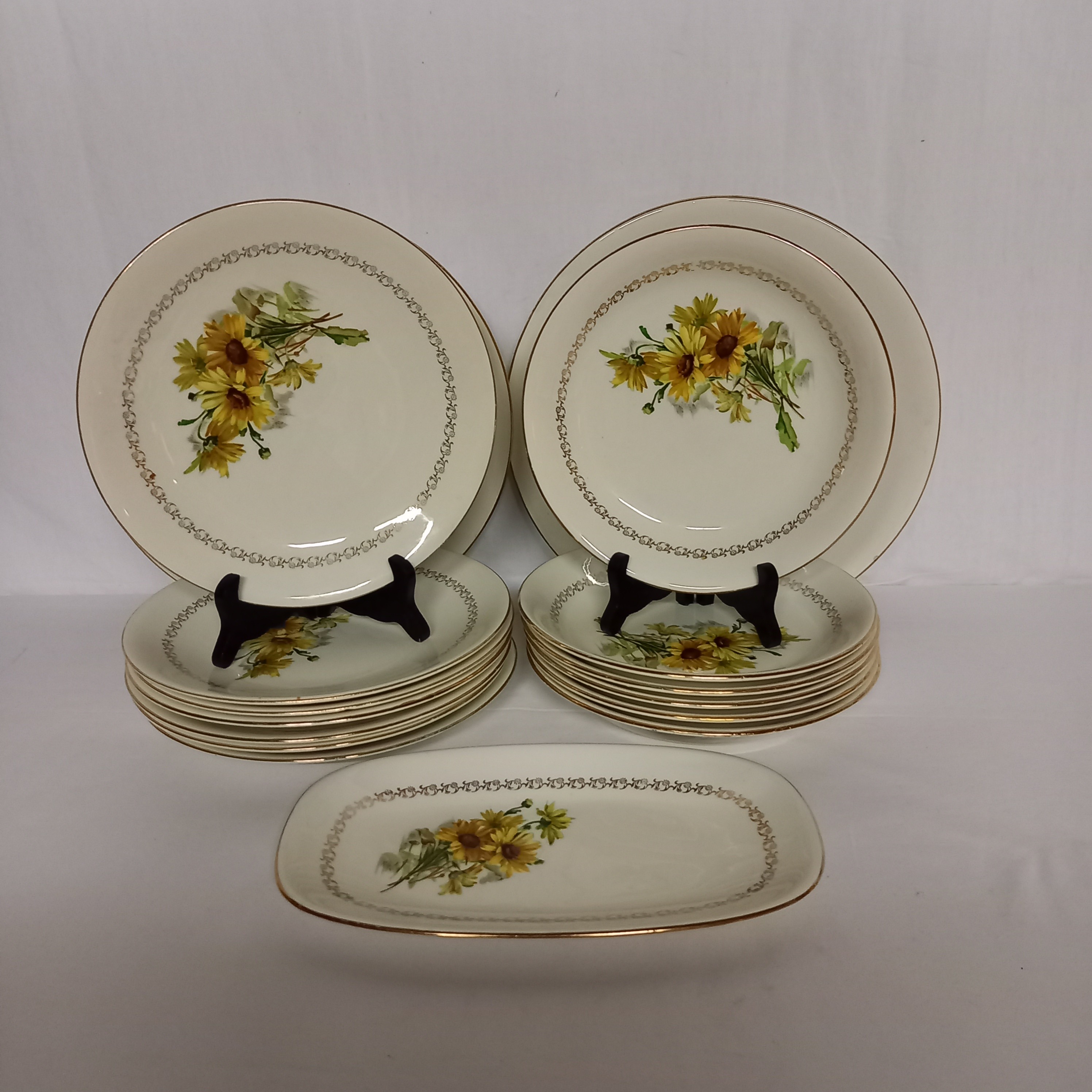 Voir photo 2 de Service composé de : 7 assiettes plates , 6 Assiettes creuses , 1 grand plat creux rond , 1 grand plat et 1 petit oval. vintage decor fleur de magueritte liserés dorés. Service composé de : 7 assiettes plates , 6 Assiettes creuses , 1 grand plat creux rond , 1 grand plat et 1 petit oval. vintage decor fleur de magueritte liserés dorés. Bon état reconditionné photo 2