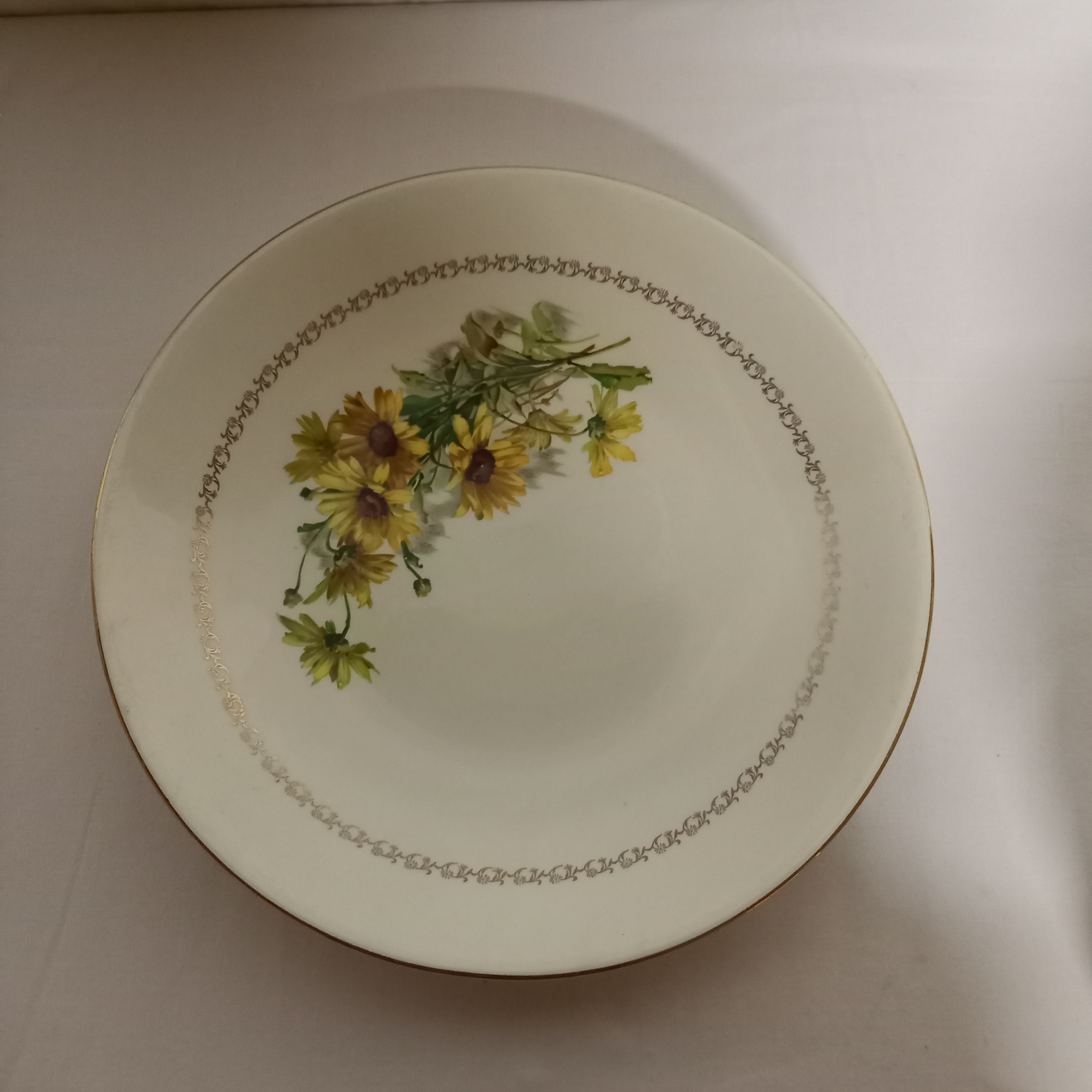 Voir photo 3 de Service composé de : 7 assiettes plates , 6 Assiettes creuses , 1 grand plat creux rond , 1 grand plat et 1 petit oval. vintage decor fleur de magueritte liserés dorés. Service composé de : 7 assiettes plates , 6 Assiettes creuses , 1 grand plat creux rond , 1 grand plat et 1 petit oval. vintage decor fleur de magueritte liserés dorés. Bon état reconditionné photo 3