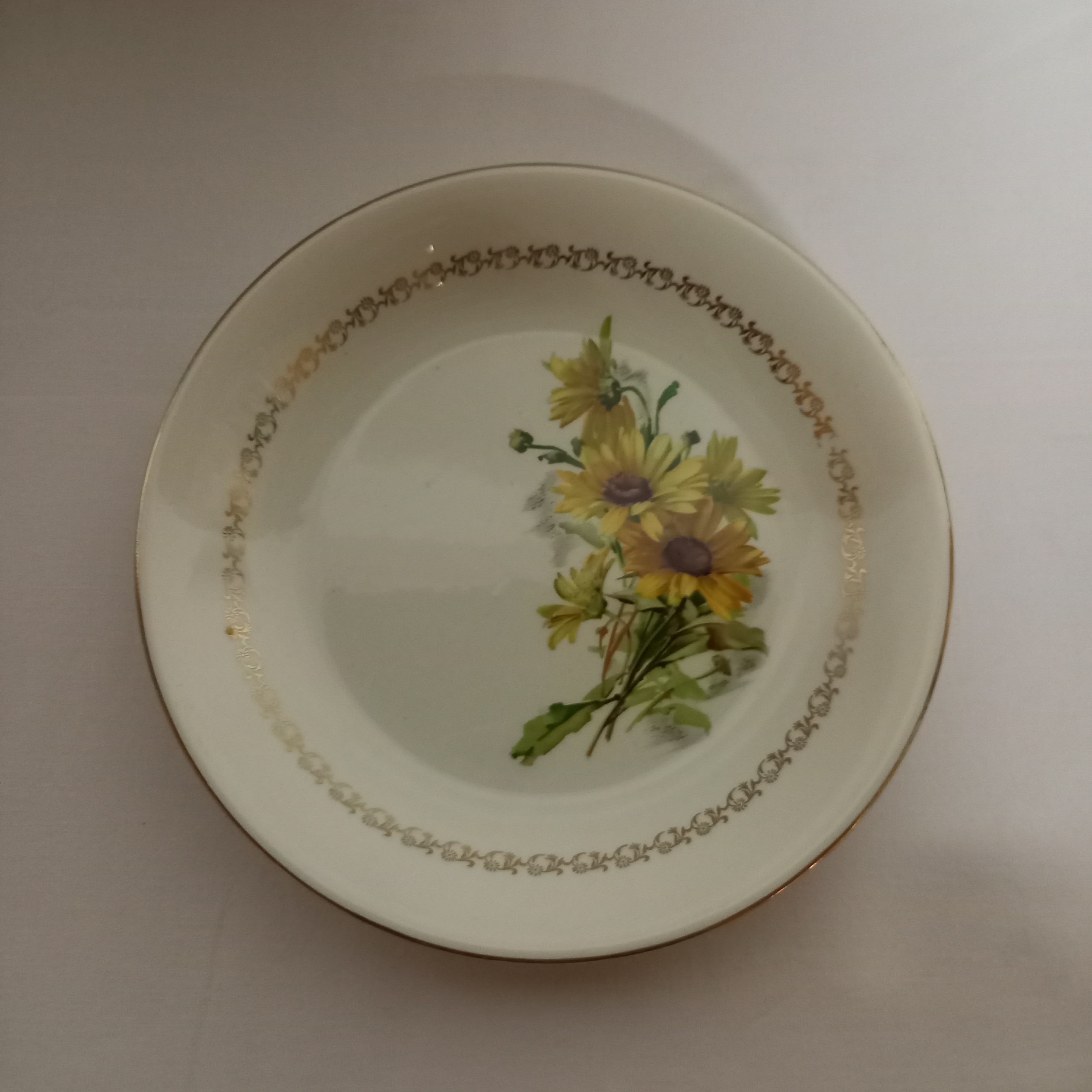 Voir photo 4 de Service composé de : 7 assiettes plates , 6 Assiettes creuses , 1 grand plat creux rond , 1 grand plat et 1 petit oval. vintage decor fleur de magueritte liserés dorés. Service composé de : 7 assiettes plates , 6 Assiettes creuses , 1 grand plat creux rond , 1 grand plat et 1 petit oval. vintage decor fleur de magueritte liserés dorés. Bon état reconditionné photo 4