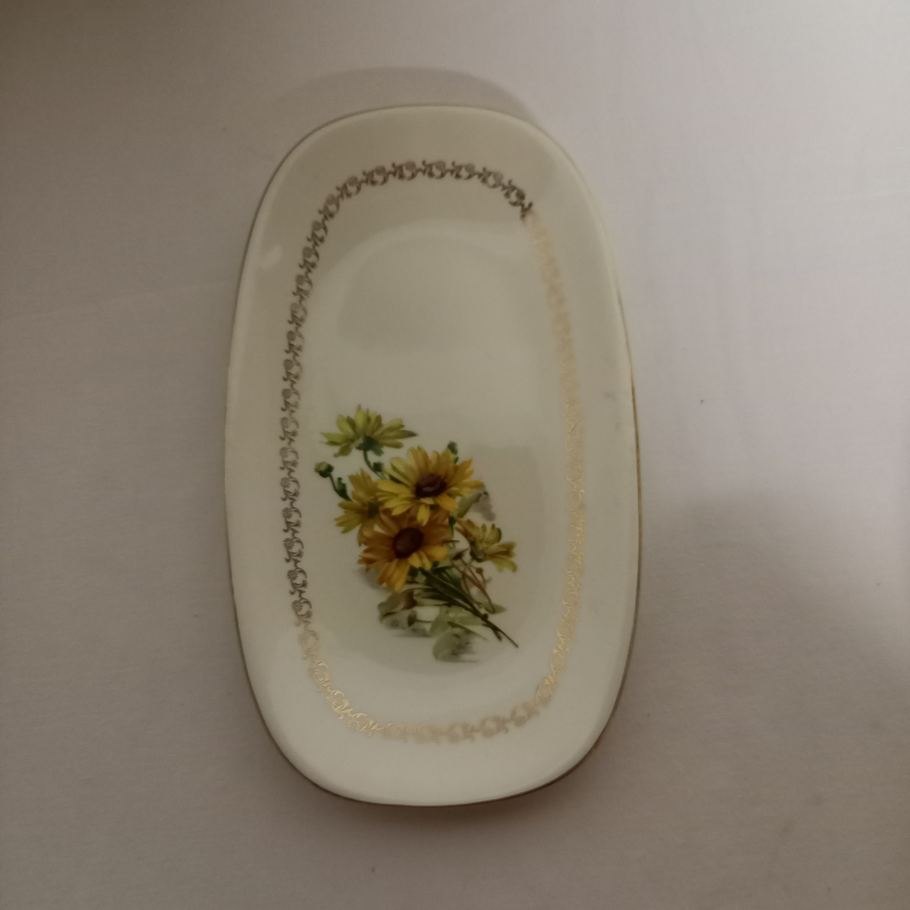 Voir photo 5 de Service composé de : 7 assiettes plates , 6 Assiettes creuses , 1 grand plat creux rond , 1 grand plat et 1 petit oval. vintage decor fleur de magueritte liserés dorés. Service composé de : 7 assiettes plates , 6 Assiettes creuses , 1 grand plat creux rond , 1 grand plat et 1 petit oval. vintage decor fleur de magueritte liserés dorés. Bon état reconditionné photo 5
