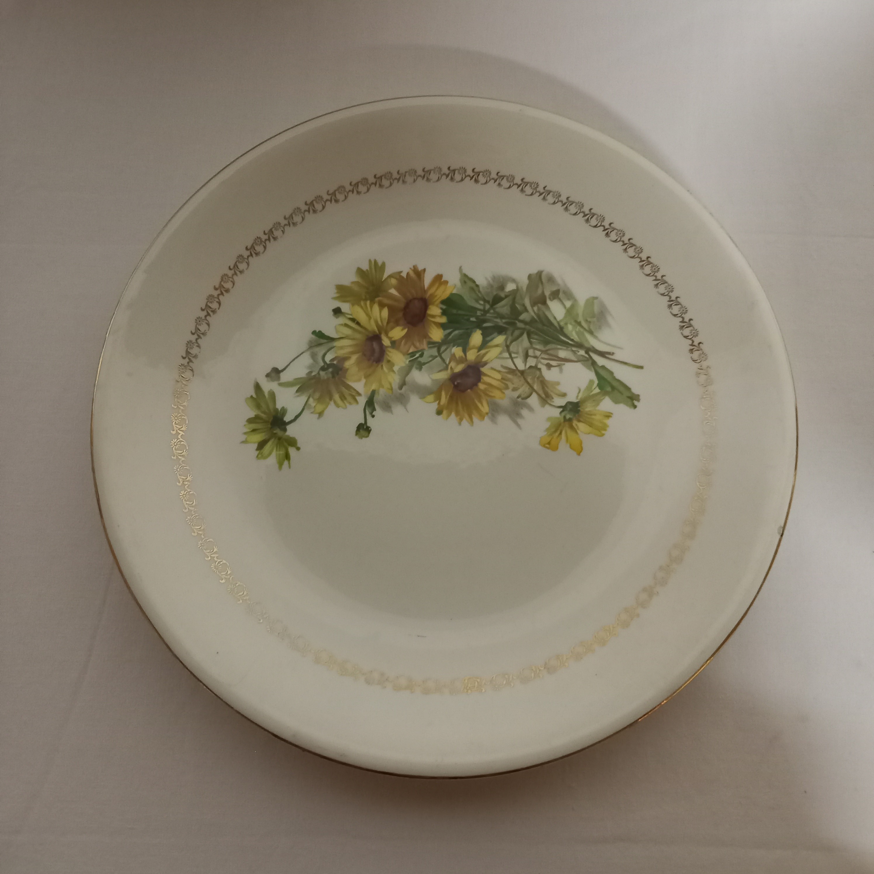 Voir photo 7 de Service composé de : 7 assiettes plates , 6 Assiettes creuses , 1 grand plat creux rond , 1 grand plat et 1 petit oval. vintage decor fleur de magueritte liserés dorés. Service composé de : 7 assiettes plates , 6 Assiettes creuses , 1 grand plat creux rond , 1 grand plat et 1 petit oval. vintage decor fleur de magueritte liserés dorés. Bon état reconditionné photo 7