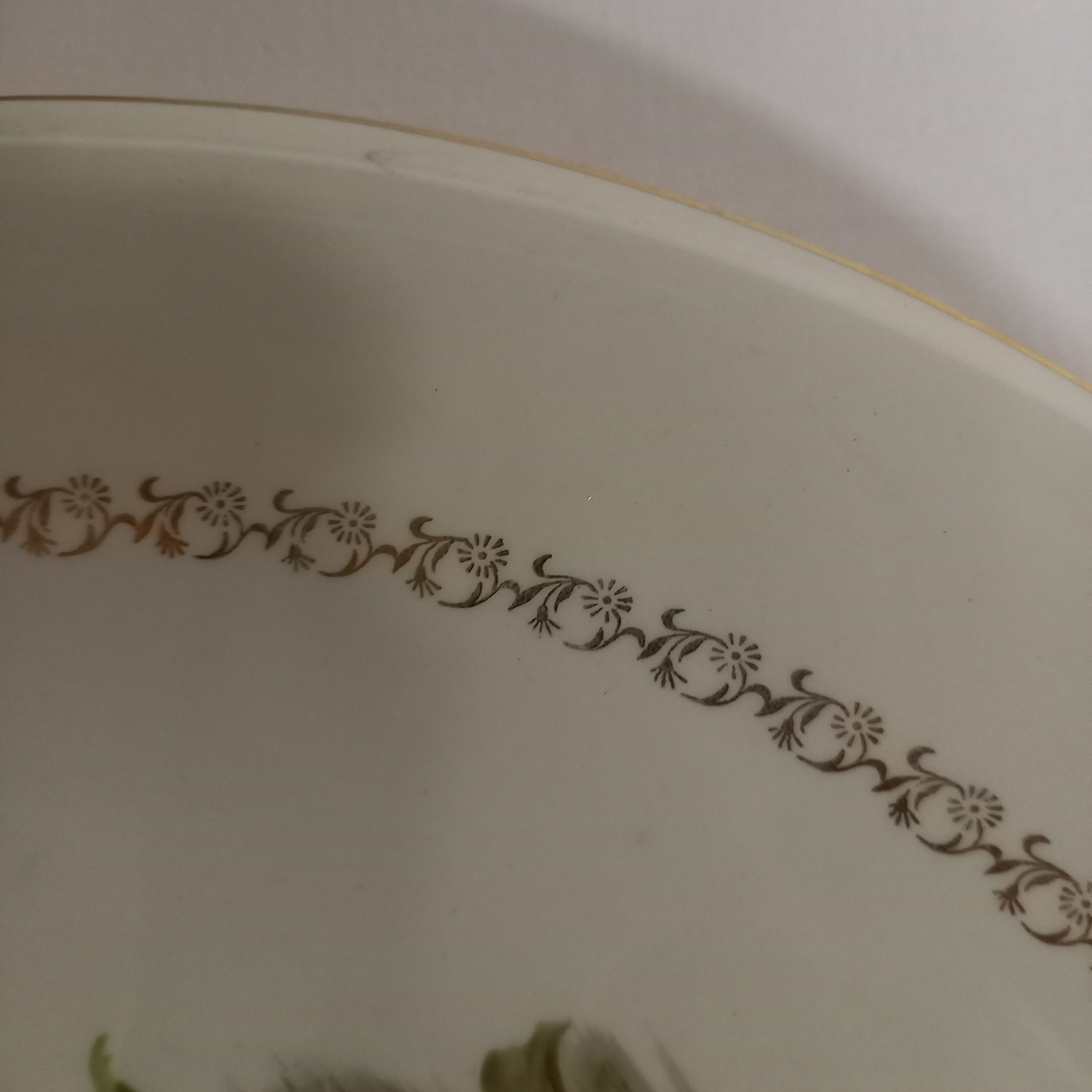 Voir photo 9 de Service composé de : 7 assiettes plates , 6 Assiettes creuses , 1 grand plat creux rond , 1 grand plat et 1 petit oval. vintage decor fleur de magueritte liserés dorés. Service composé de : 7 assiettes plates , 6 Assiettes creuses , 1 grand plat creux rond , 1 grand plat et 1 petit oval. vintage decor fleur de magueritte liserés dorés. Bon état reconditionné photo 9
