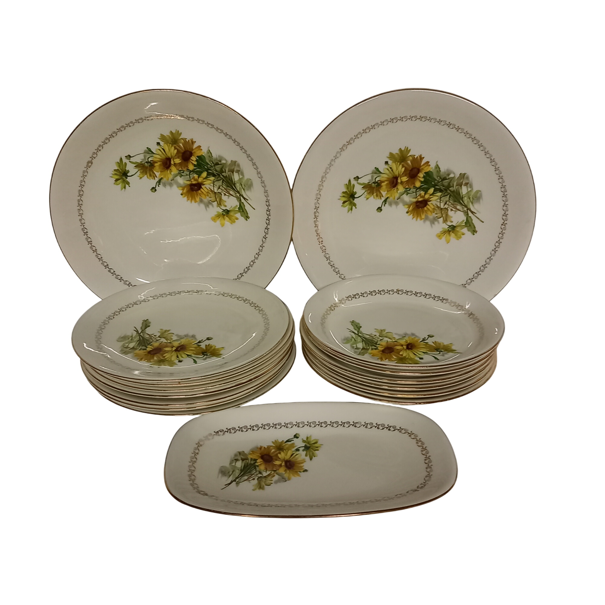 Service composé de : 7 assiettes plates , 6 Assiettes creuses , 1 grand plat creux rond , 1 grand plat et 1 petit oval. vintage decor fleur de magueritte liserés dorés. Bon état - 75,00 € Service composé de : 7 assiettes plates , 6 Assiettes creuses , 1 grand plat creux rond , 1 grand plat et 1 petit oval. vintage decor fleur de magueritte liserés dorés. Bon état reconditionné disponible sur Label Emmaüs