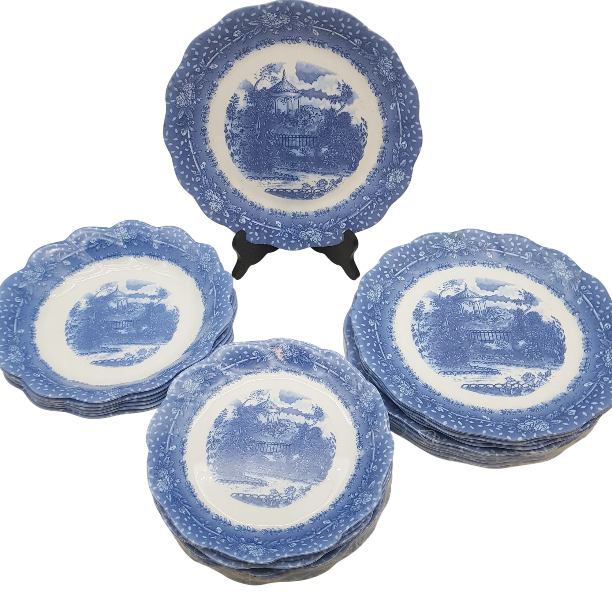 Acheter Service de 29 assiettes Arcopal vintage - joli décor de jardin au centre Très bon état - 55,00 € Service de 29 assiettes Arcopal vintage - joli décor de jardin au centre Très bon état reconditionné disponible sur Label Emmaüs