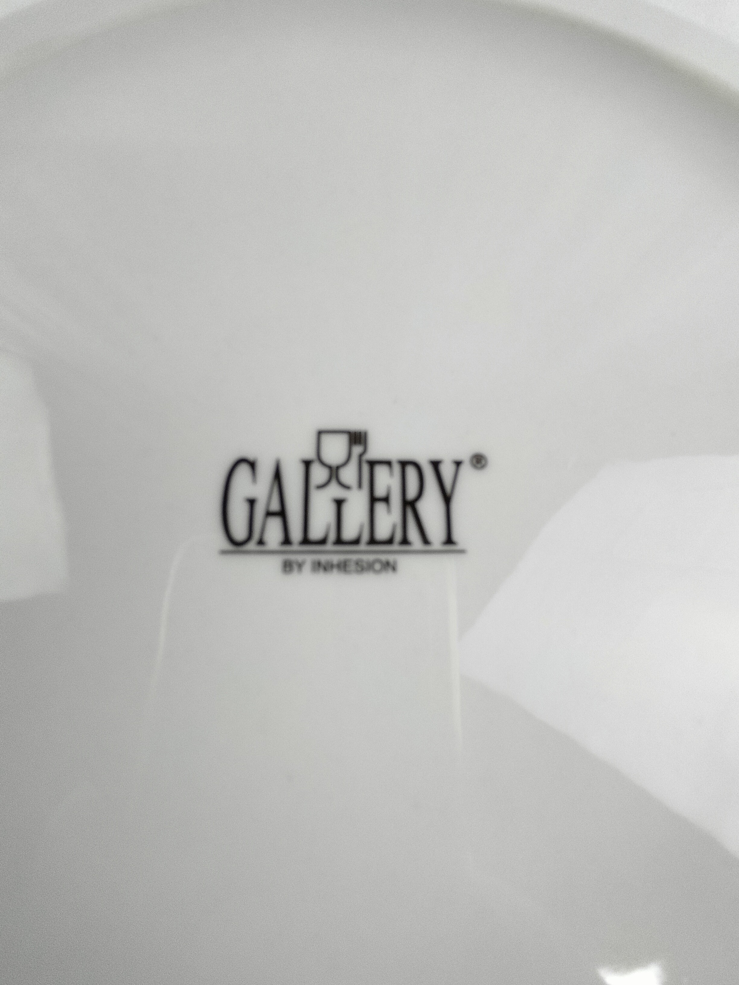 Voir photo 12 de Service de 4 assiettes décoratives “Gallery by Inhesion” – Motifs géométriques colorés – Ø 27 cm Service de 4 assiettes décoratives “Gallery by Inhesion” – Motifs géométriques colorés – Ø 27 cm Bon état reconditionné photo 12