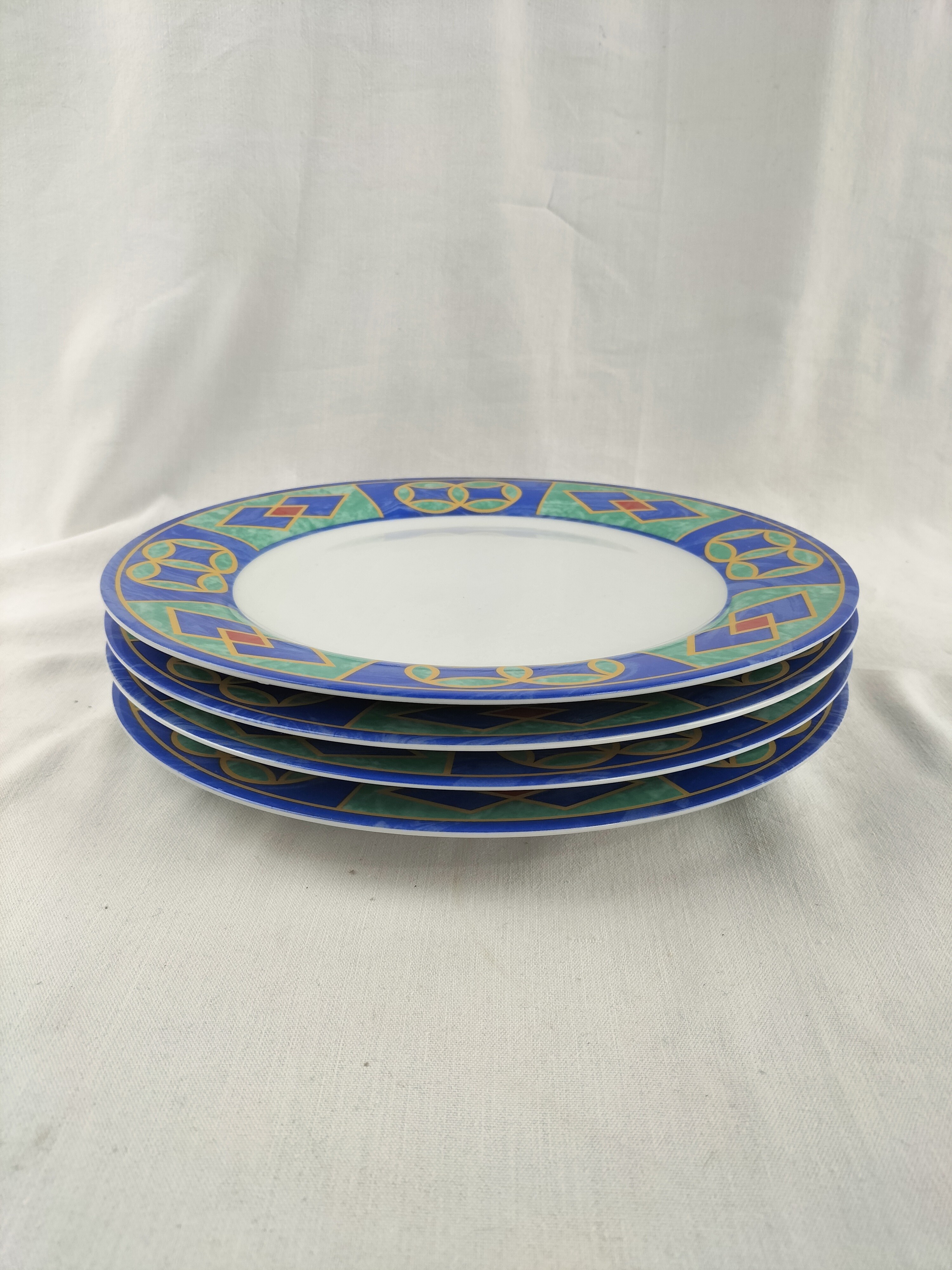 Voir photo 3 de Service de 4 assiettes décoratives “Gallery by Inhesion” – Motifs géométriques colorés – Ø 27 cm Service de 4 assiettes décoratives “Gallery by Inhesion” – Motifs géométriques colorés – Ø 27 cm Bon état reconditionné photo 3