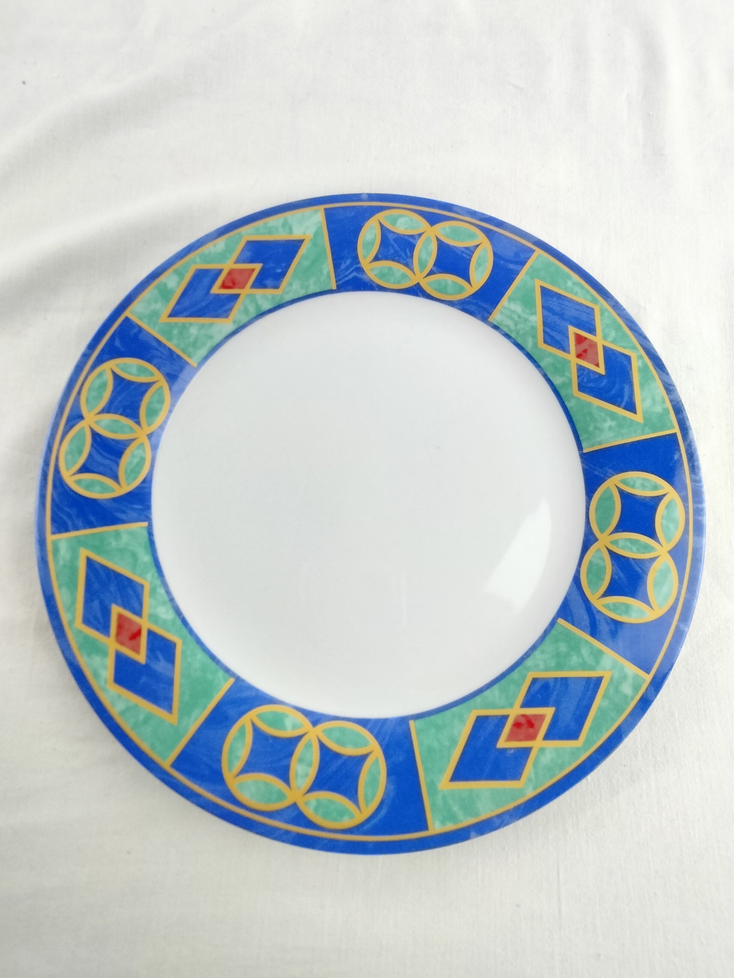 Voir photo 4 de Service de 4 assiettes décoratives “Gallery by Inhesion” – Motifs géométriques colorés – Ø 27 cm Service de 4 assiettes décoratives “Gallery by Inhesion” – Motifs géométriques colorés – Ø 27 cm Bon état reconditionné photo 4