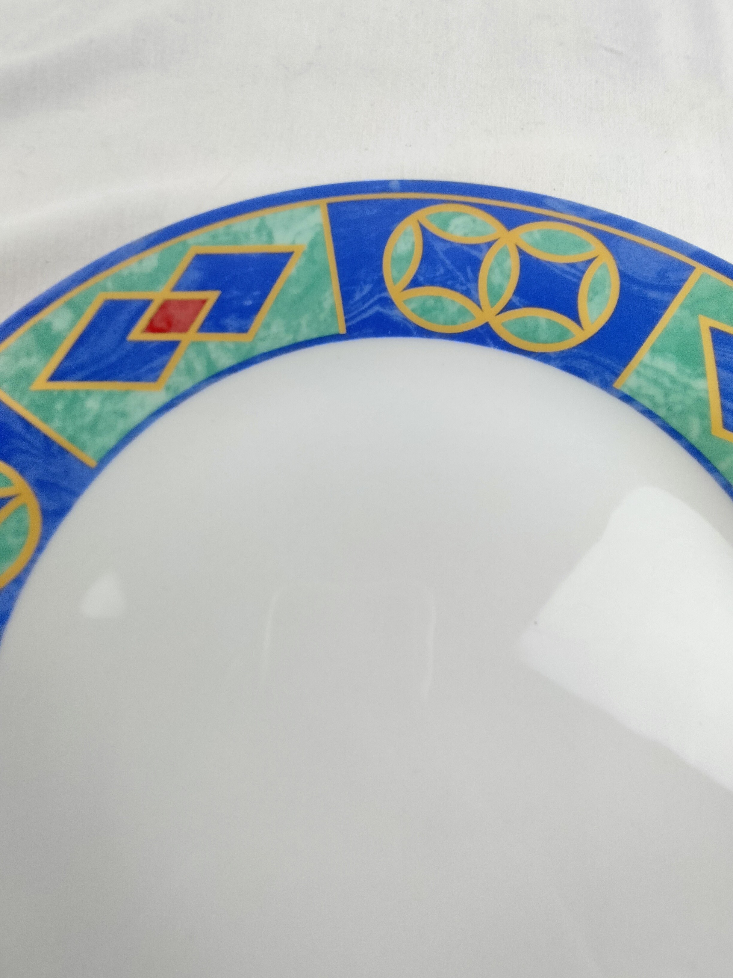 Voir photo 5 de Service de 4 assiettes décoratives “Gallery by Inhesion” – Motifs géométriques colorés – Ø 27 cm Service de 4 assiettes décoratives “Gallery by Inhesion” – Motifs géométriques colorés – Ø 27 cm Bon état reconditionné photo 5