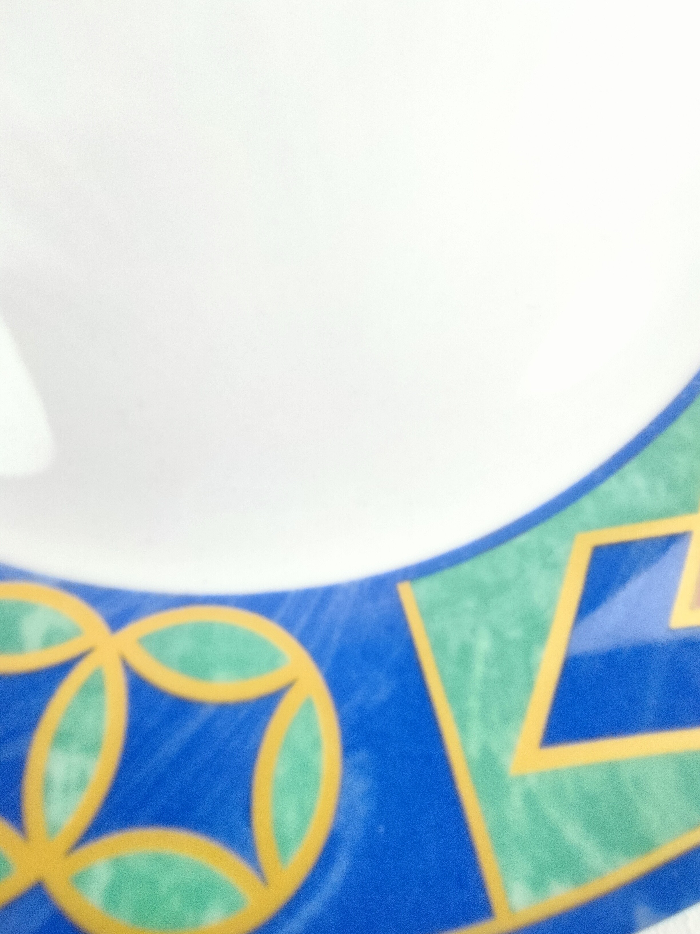 Voir photo 8 de Service de 4 assiettes décoratives “Gallery by Inhesion” – Motifs géométriques colorés – Ø 27 cm Service de 4 assiettes décoratives “Gallery by Inhesion” – Motifs géométriques colorés – Ø 27 cm Bon état reconditionné photo 8