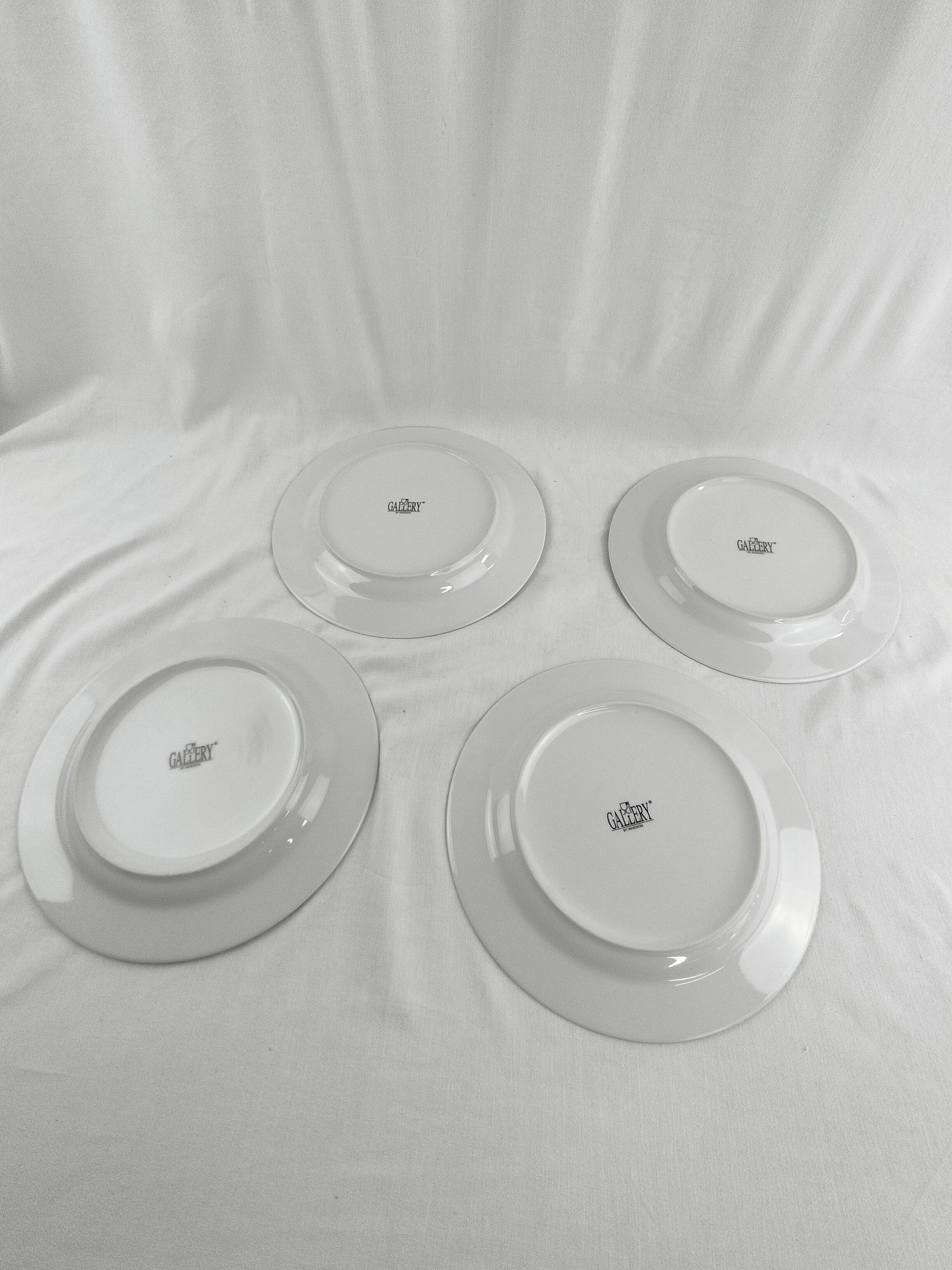 Voir photo 9 de Service de 4 assiettes décoratives “Gallery by Inhesion” – Motifs géométriques colorés – Ø 27 cm Service de 4 assiettes décoratives “Gallery by Inhesion” – Motifs géométriques colorés – Ø 27 cm Bon état reconditionné photo 9