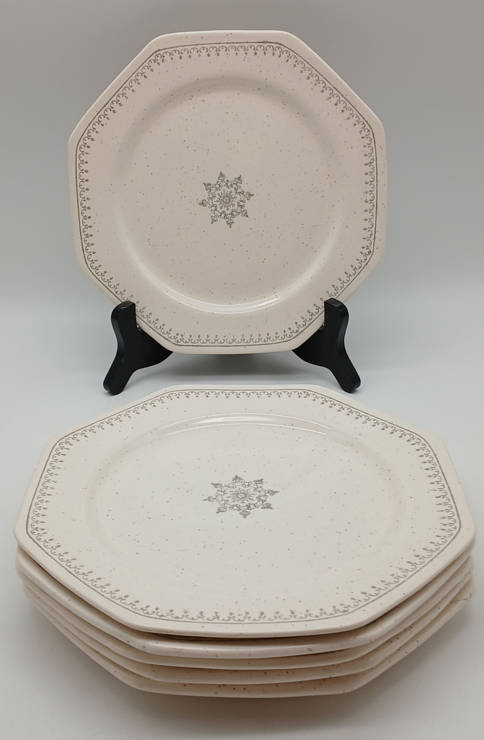 Voir photo 2 de Service de 6 assiettes à dessert - Faïence St.Amand - France - Dentelle Service de 6 assiettes à dessert - Faïence St.Amand - France - Dentelle reconditionné photo 2