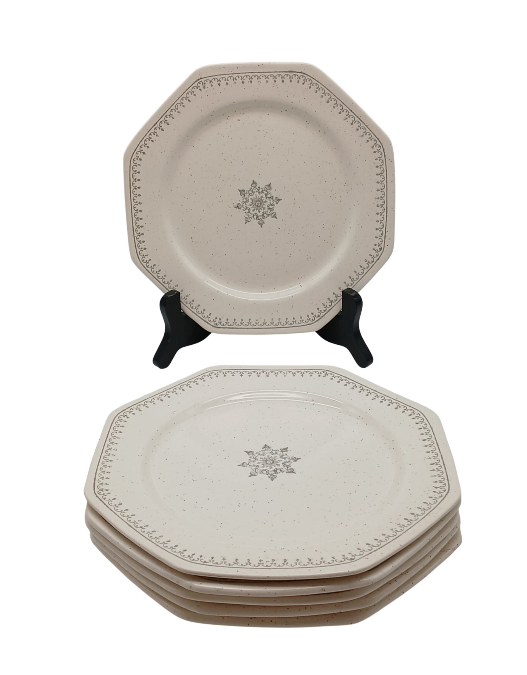 Service de 6 assiettes à dessert - Faïence St.Amand - France - Dentelle - 20,00 € Service de 6 assiettes à dessert - Faïence St.Amand - France - Dentelle reconditionné disponible sur Label Emmaüs