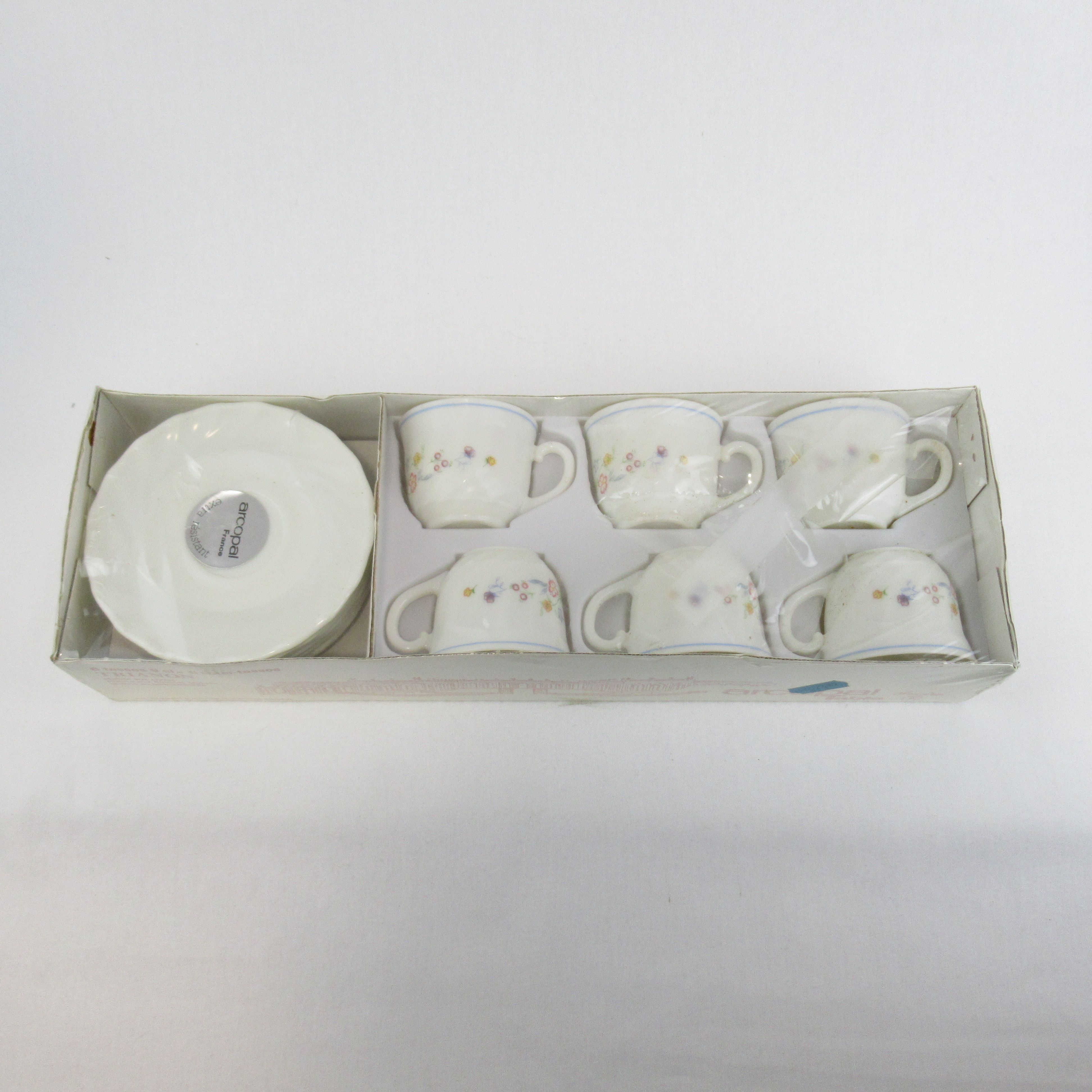 Acheter Service de 6 tasses à café Arcopal modèle Trianon - Arcopal Très bon état - 11,50 € Service de 6 tasses à café Arcopal modèle Trianon - Arcopal Très bon état reconditionné disponible sur Label Emmaüs