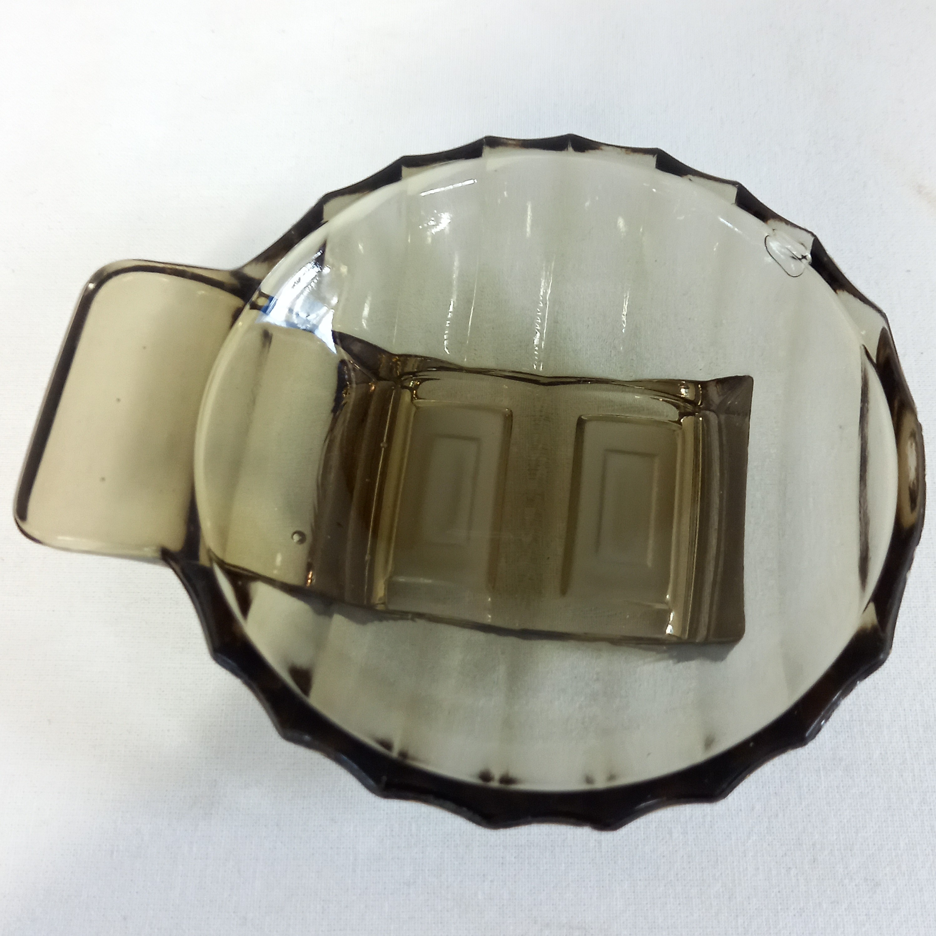 Voir photo 2 de Service de présentation apéritif/verrines vintage en verre fumé - grand plat central + six petites coupelles Service de présentation apéritif/verrines vintage en verre fumé - grand plat central + six petites coupelles Très bon état reconditionné photo 2