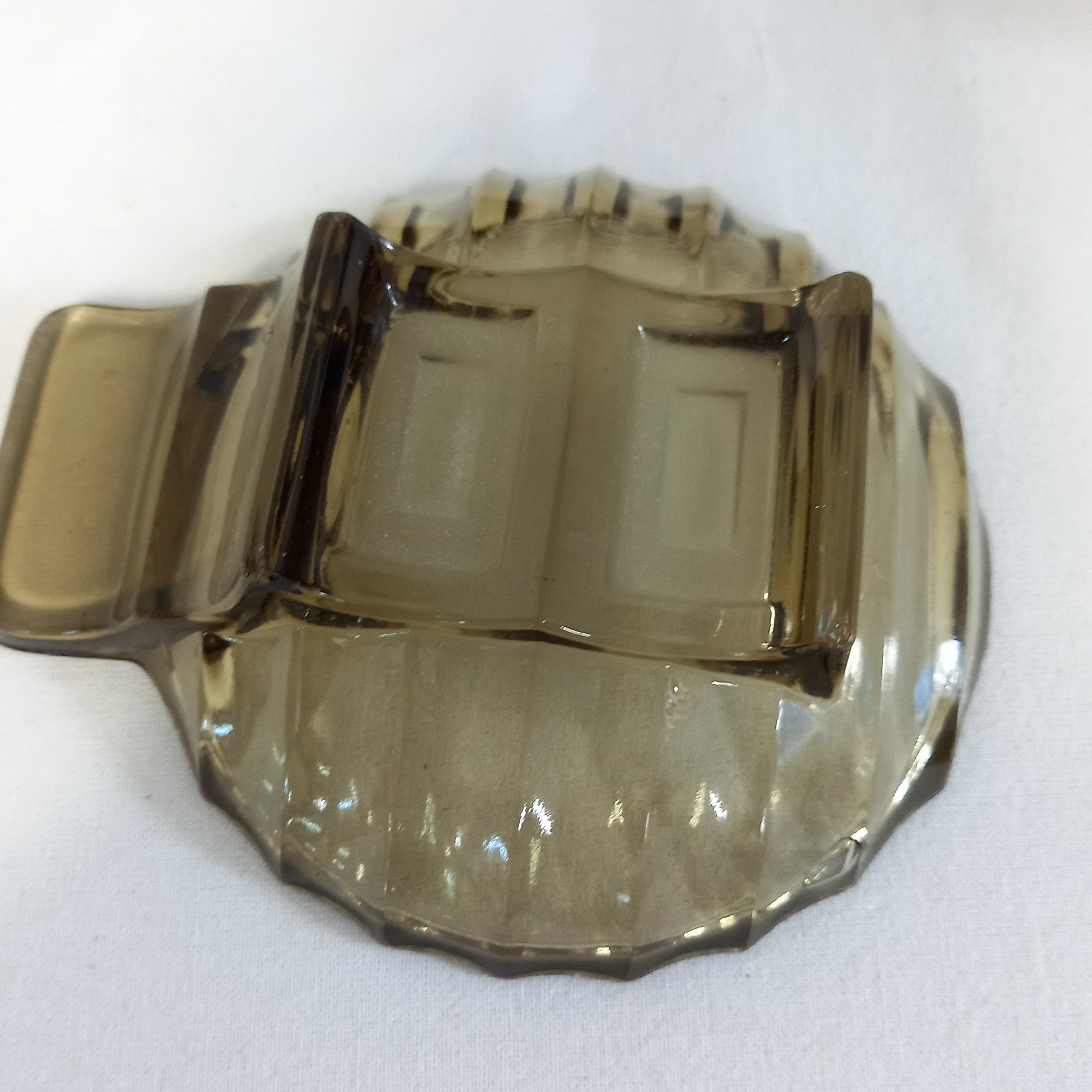 Voir photo 4 de Service de présentation apéritif/verrines vintage en verre fumé - grand plat central + six petites coupelles Service de présentation apéritif/verrines vintage en verre fumé - grand plat central + six petites coupelles Très bon état reconditionné photo 4