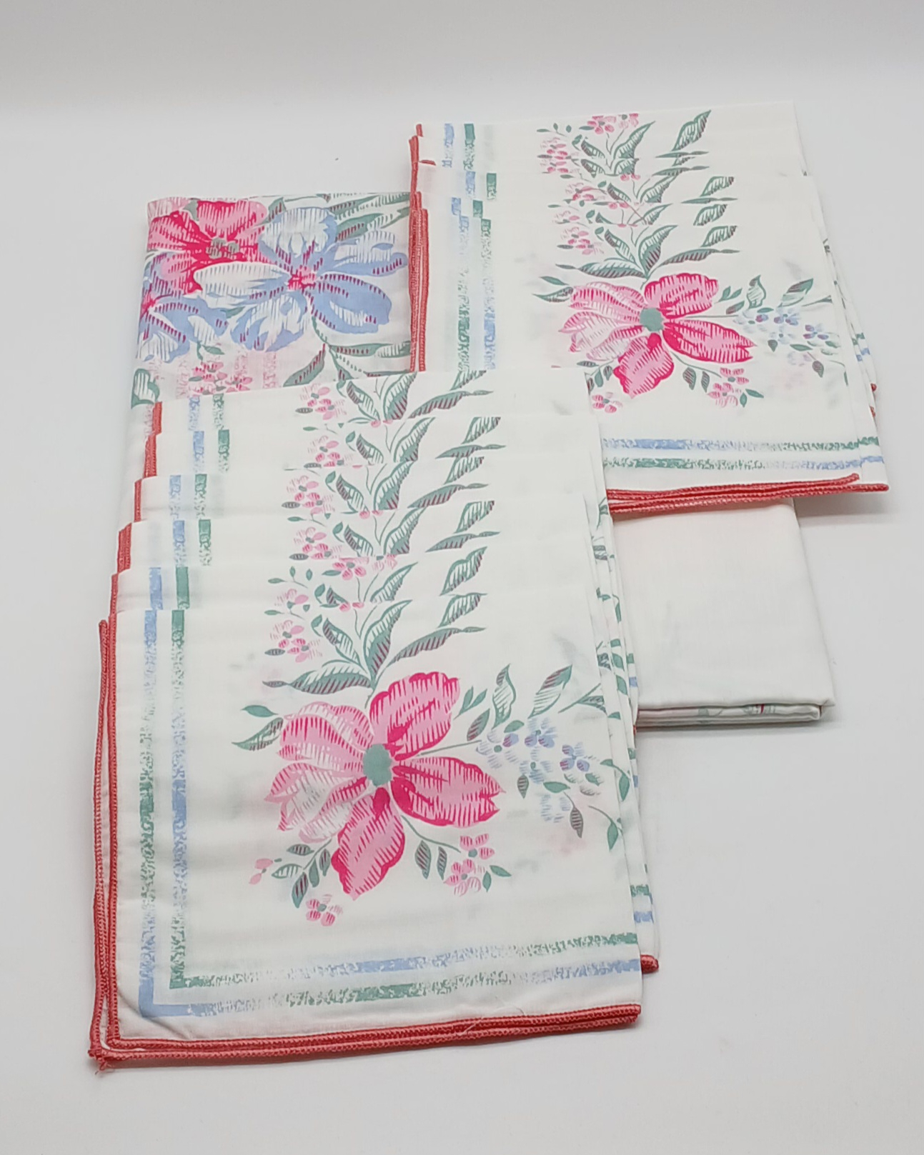 Voir photo 2 de Service de table - 12 serviettes et une nappe en tissus - Blanche à motif fleuris - Made in Italie Service de table - 12 serviettes et une nappe en tissus - Blanche à motif fleuris - Made in Italie Très bon état reconditionné photo 2