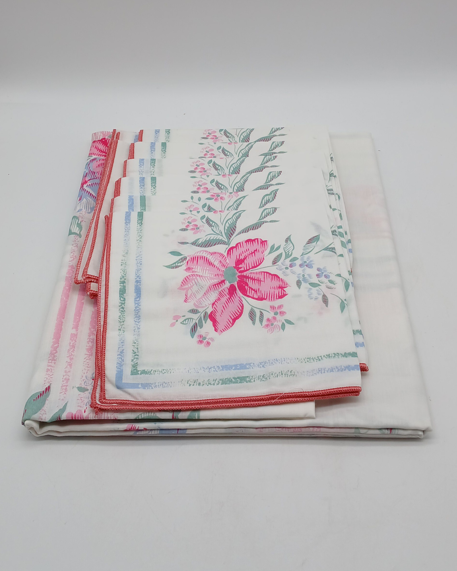 Voir photo 3 de Service de table - 12 serviettes et une nappe en tissus - Blanche à motif fleuris - Made in Italie Service de table - 12 serviettes et une nappe en tissus - Blanche à motif fleuris - Made in Italie Très bon état reconditionné photo 3