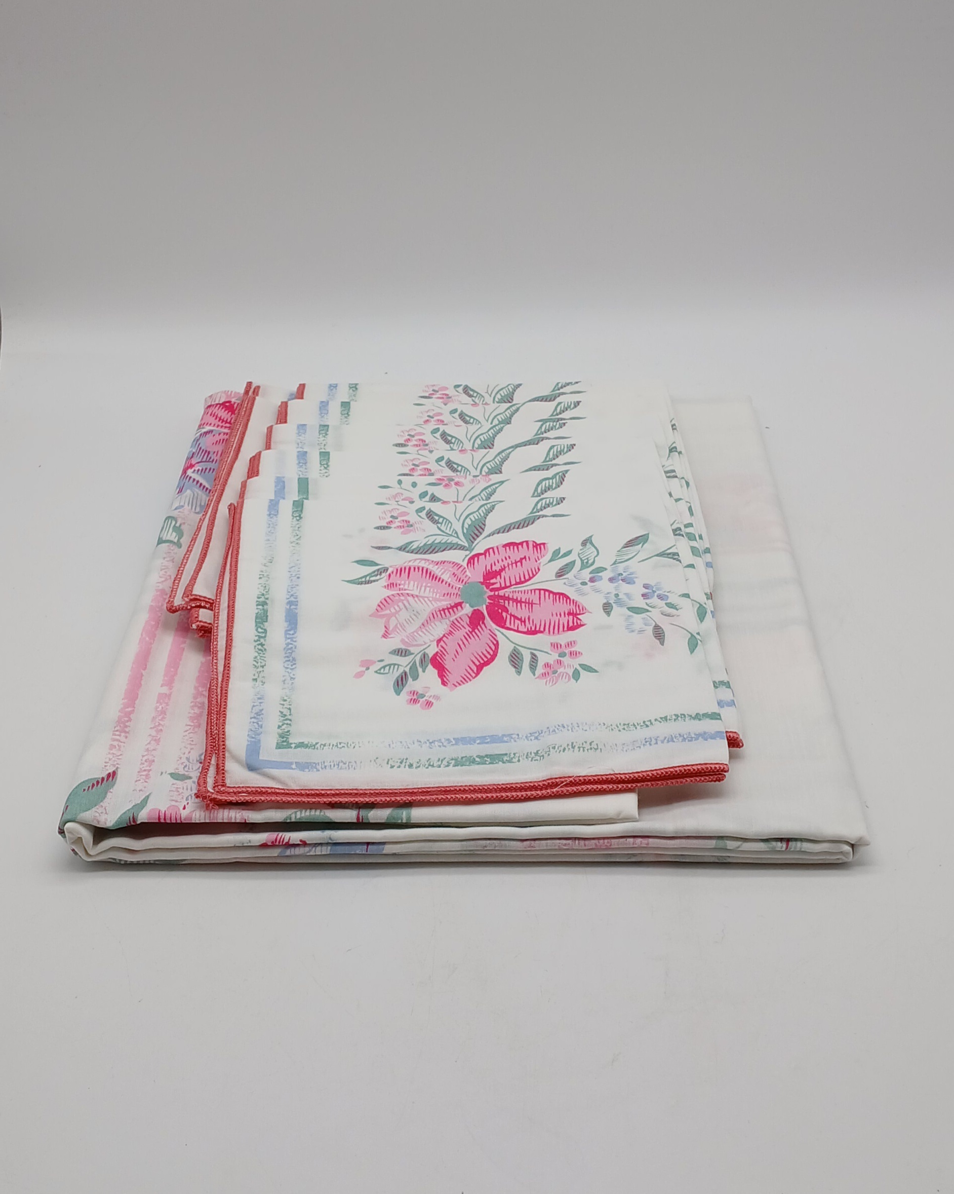 Voir photo 4 de Service de table - 12 serviettes et une nappe en tissus - Blanche à motif fleuris - Made in Italie Service de table - 12 serviettes et une nappe en tissus - Blanche à motif fleuris - Made in Italie Très bon état reconditionné photo 4