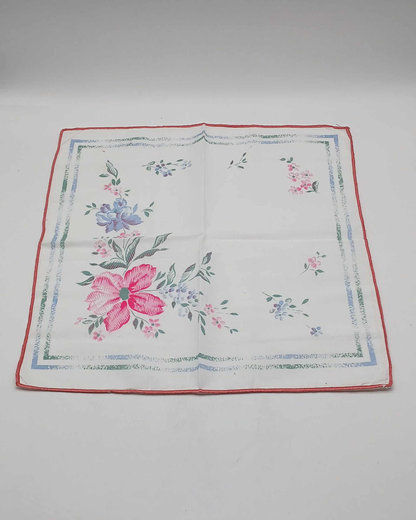 Voir photo 6 de Service de table - 12 serviettes et une nappe en tissus - Blanche à motif fleuris - Made in Italie Service de table - 12 serviettes et une nappe en tissus - Blanche à motif fleuris - Made in Italie Très bon état reconditionné photo 6