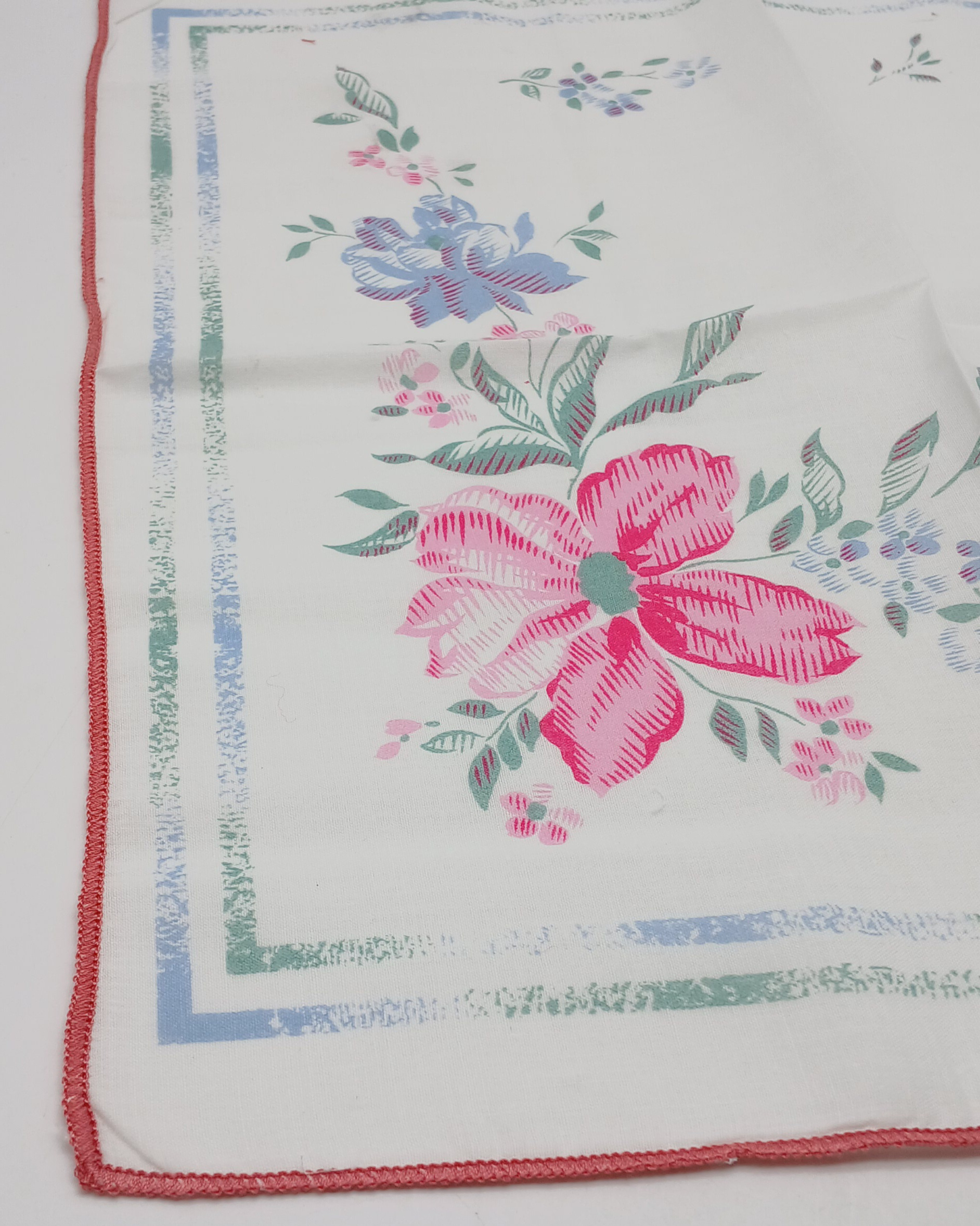 Voir photo 7 de Service de table - 12 serviettes et une nappe en tissus - Blanche à motif fleuris - Made in Italie Service de table - 12 serviettes et une nappe en tissus - Blanche à motif fleuris - Made in Italie Très bon état reconditionné photo 7