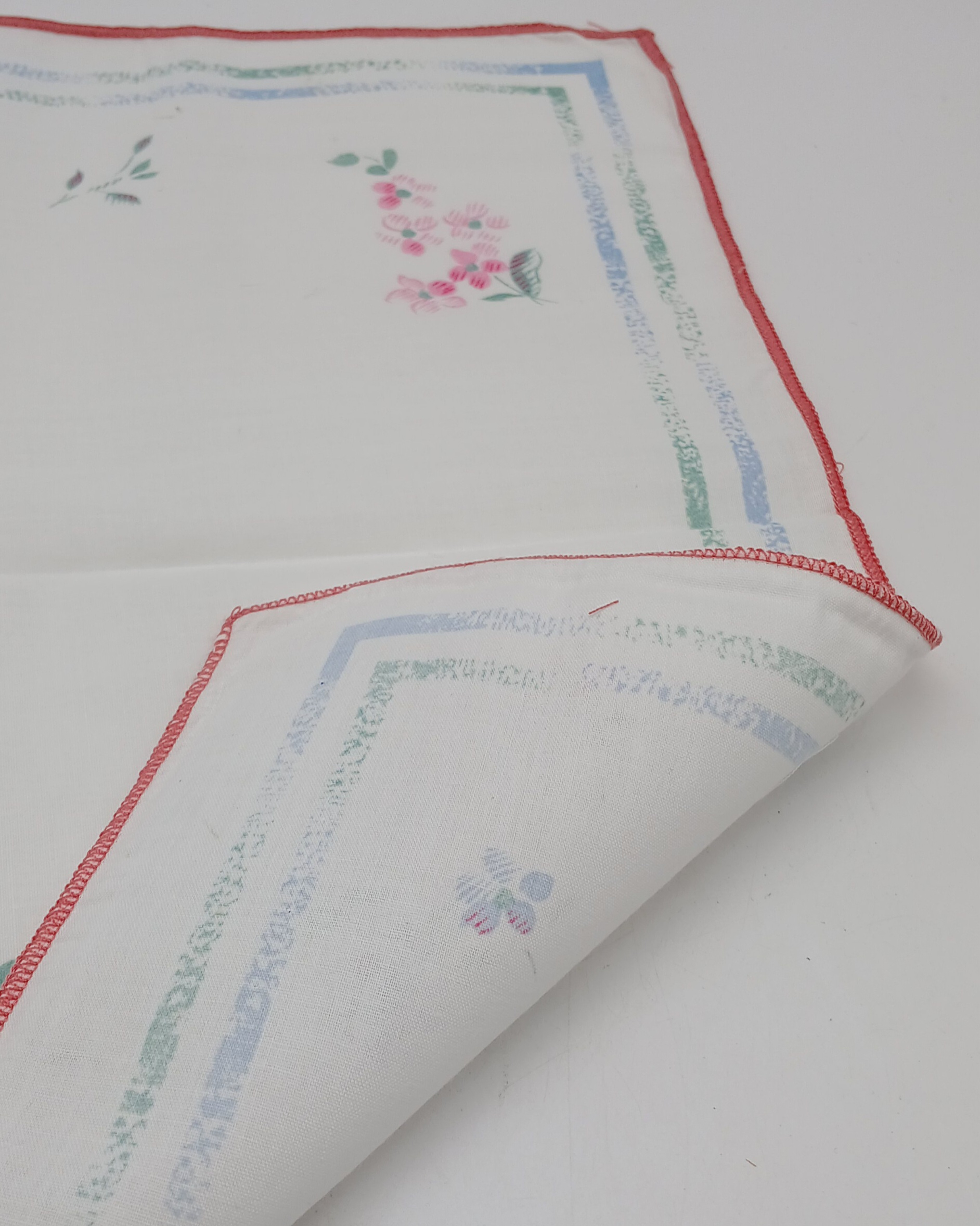 Voir photo 8 de Service de table - 12 serviettes et une nappe en tissus - Blanche à motif fleuris - Made in Italie Service de table - 12 serviettes et une nappe en tissus - Blanche à motif fleuris - Made in Italie Très bon état reconditionné photo 8