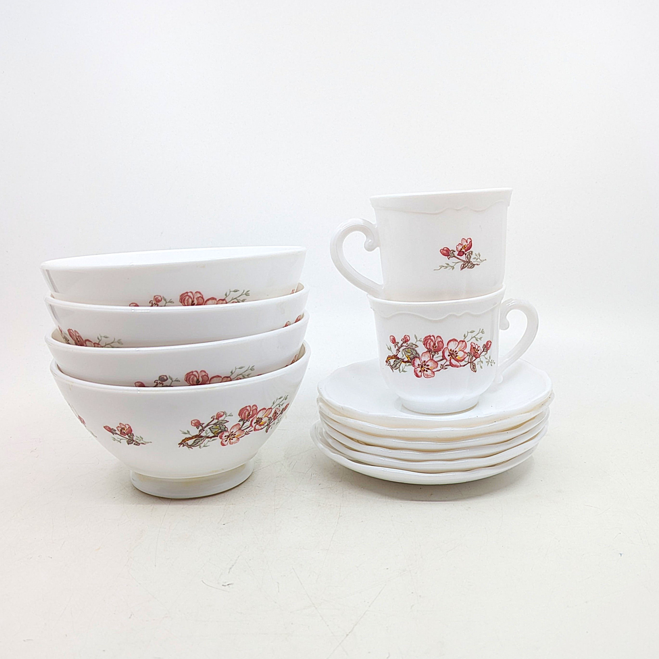 Voir photo 2 de Service de vaisselle 100% ARCOPAL en porcelaine avec tasses, soucoupes et bols à motif floral Service de vaisselle 100% ARCOPAL en porcelaine avec tasses, soucoupes et bols à motif floral Très bon état reconditionné photo 2