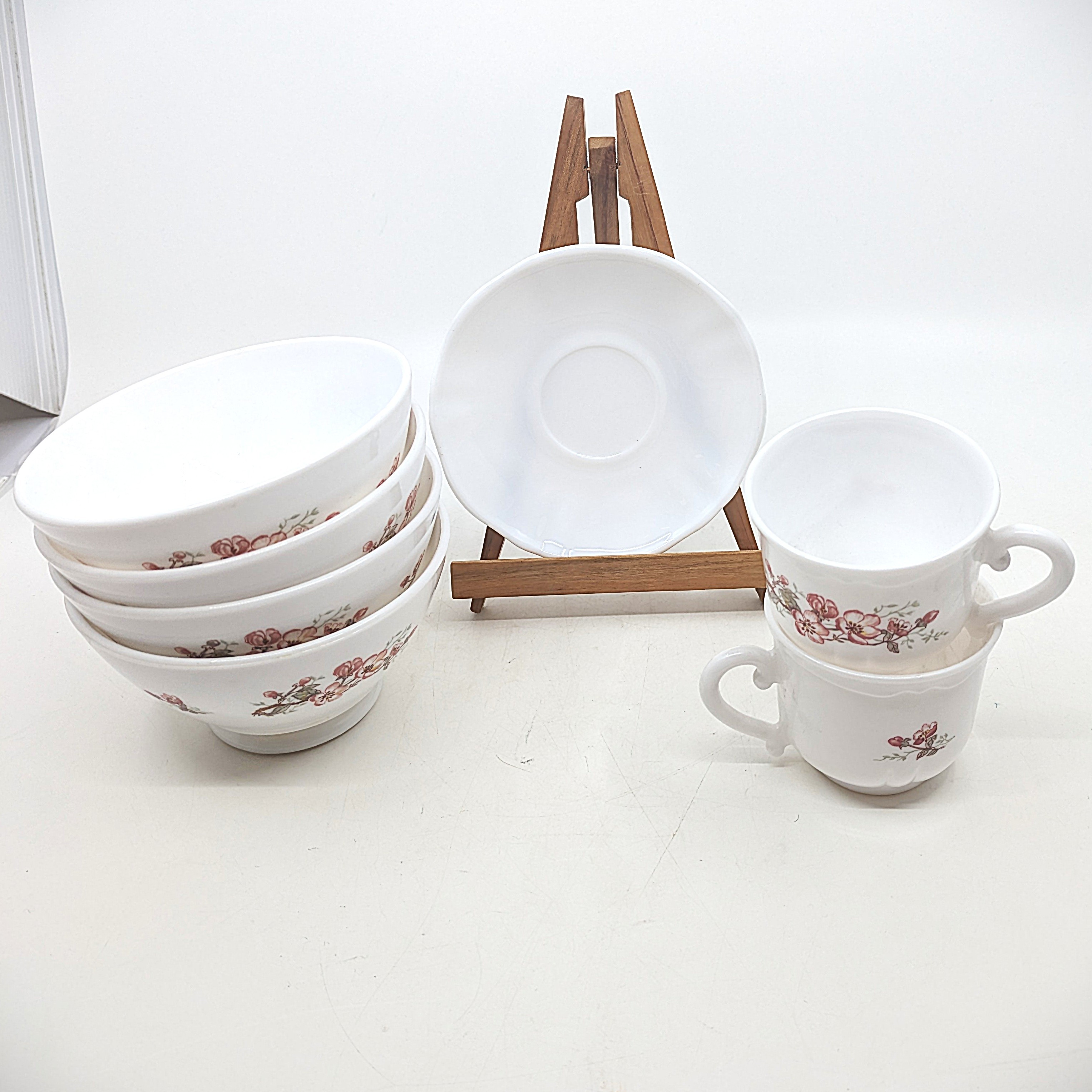 Voir photo 3 de Service de vaisselle 100% ARCOPAL en porcelaine avec tasses, soucoupes et bols à motif floral Service de vaisselle 100% ARCOPAL en porcelaine avec tasses, soucoupes et bols à motif floral Très bon état reconditionné photo 3